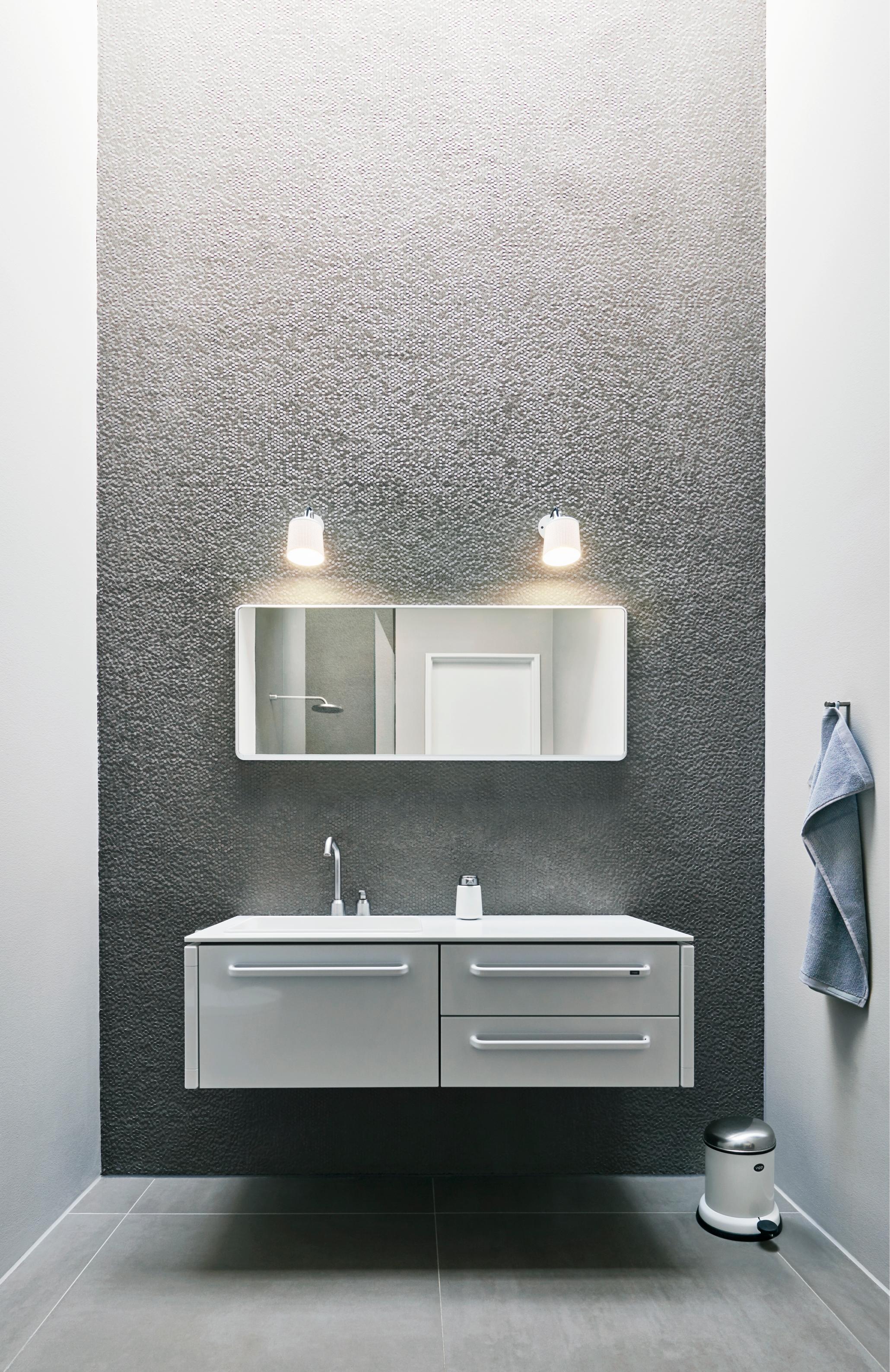 Badezimmerspiegel VIPP mit weißem Aluminiumrahmen