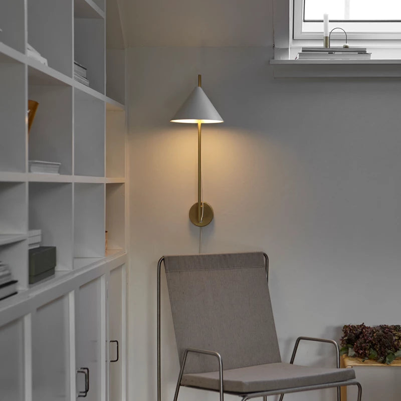 Wandleuchte YUH weiß mit messingfarbenem Sockel