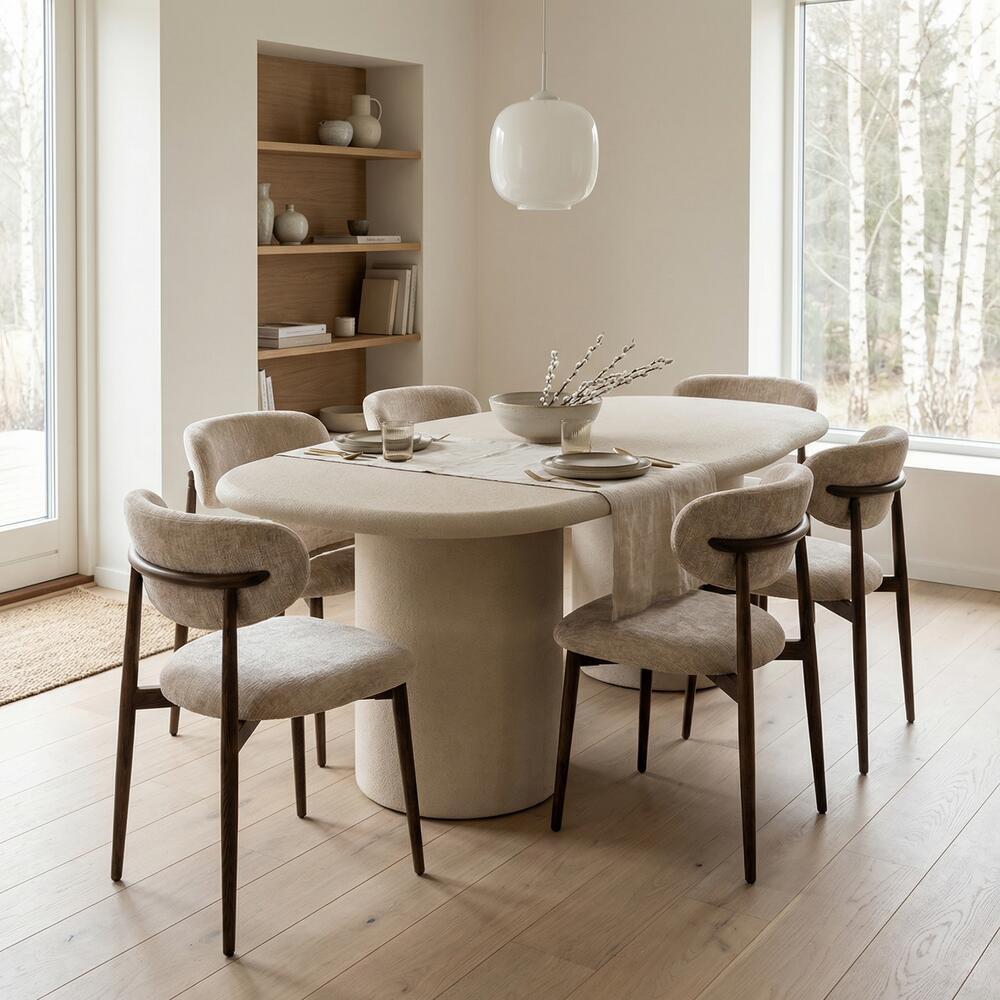 Beige JAPANDI stoel met een donkere houten basis