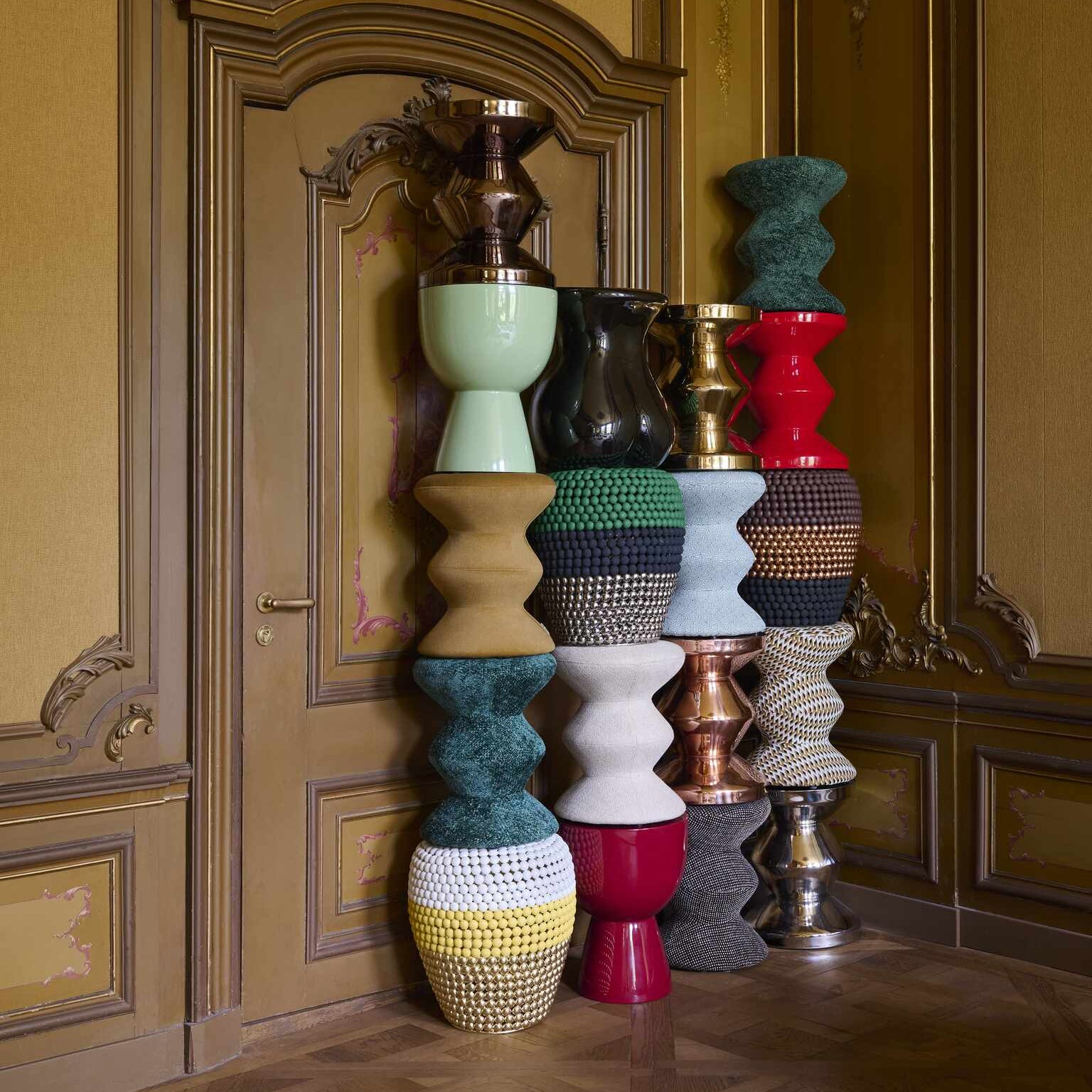 Witte DOT kruk met geel en goud