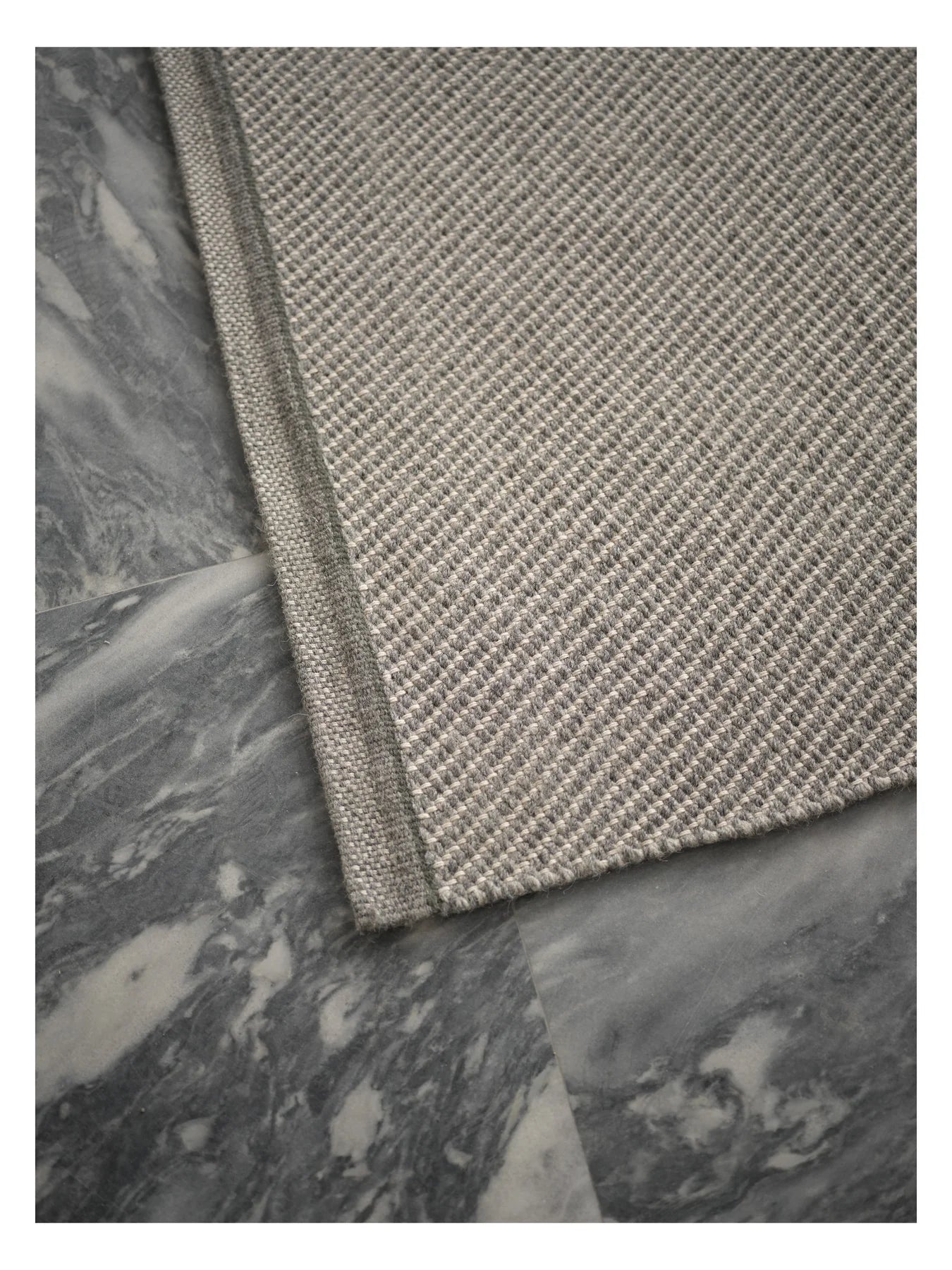 Vloerkleed DAWN LIGHT grijs met groene streep