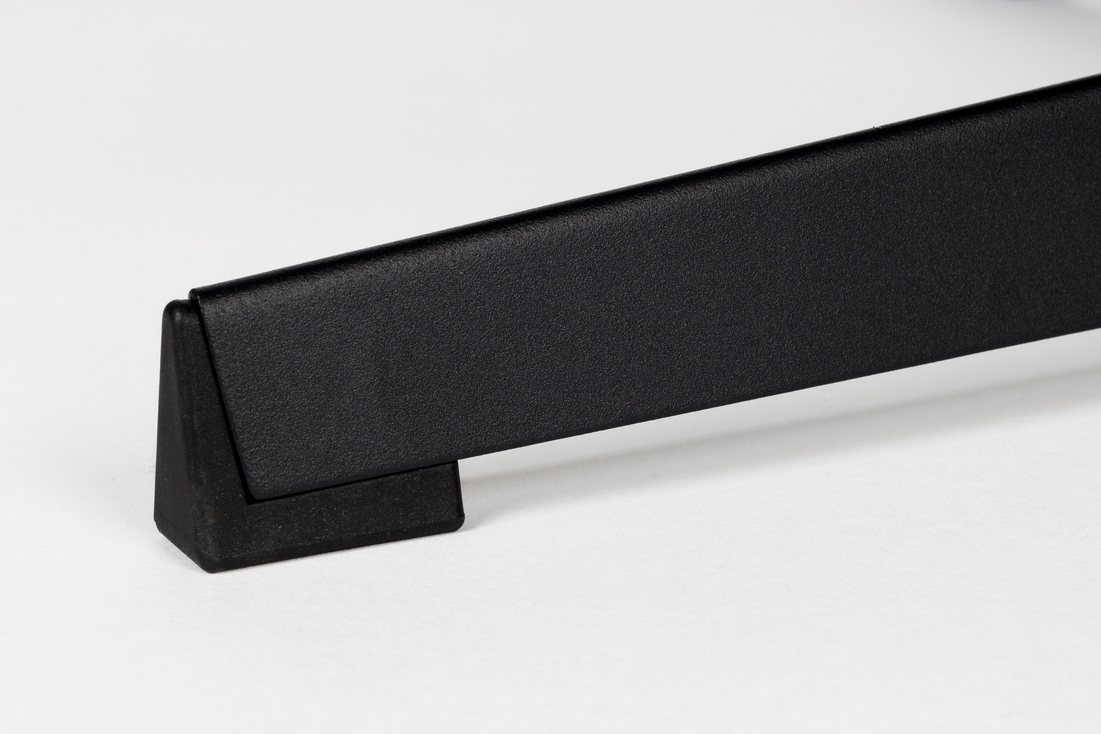 Fotel KAI biały z czarną podstawą