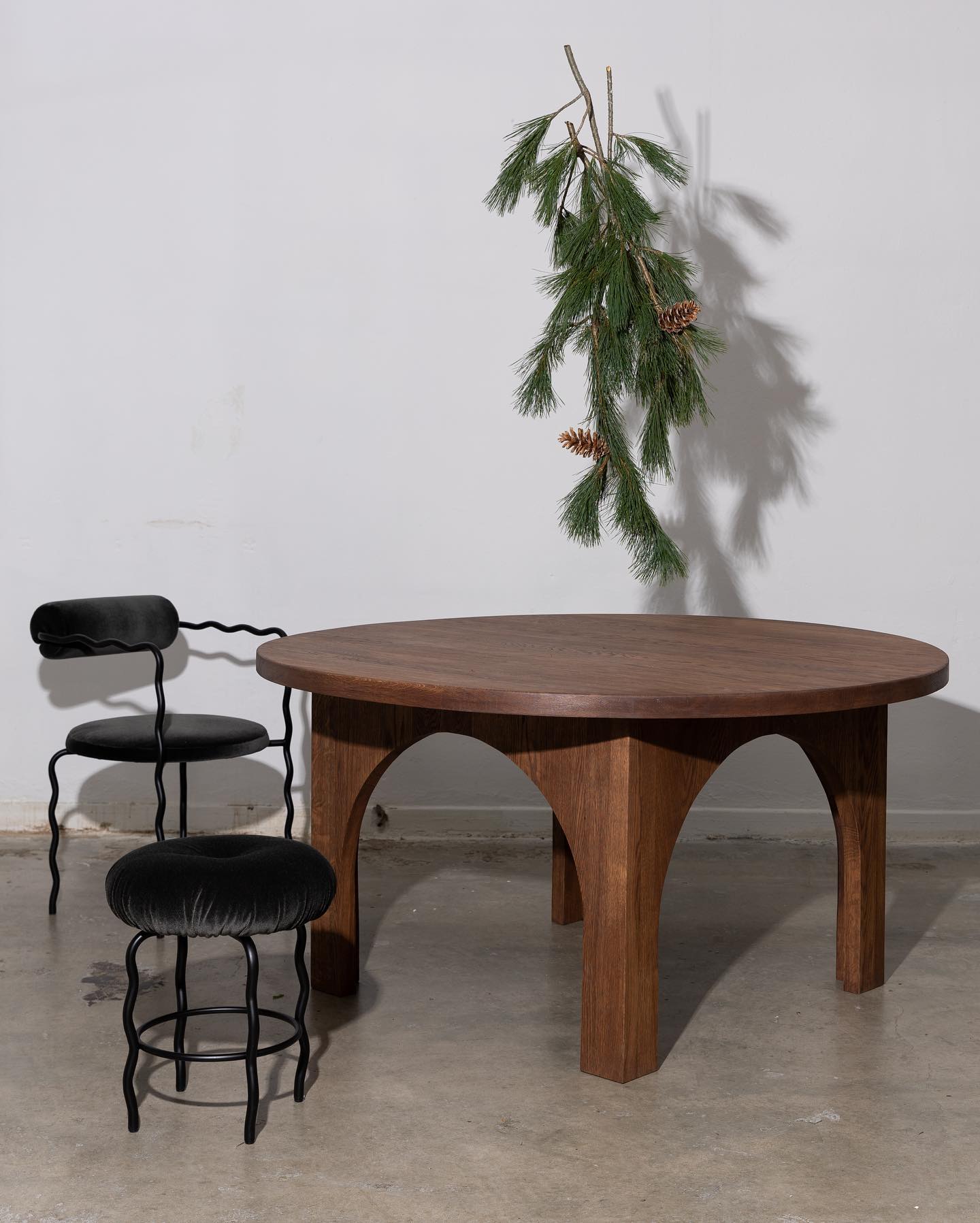 SAGE VAGUE fauteuil met armleuningen, gestoffeerd met een metalen basis