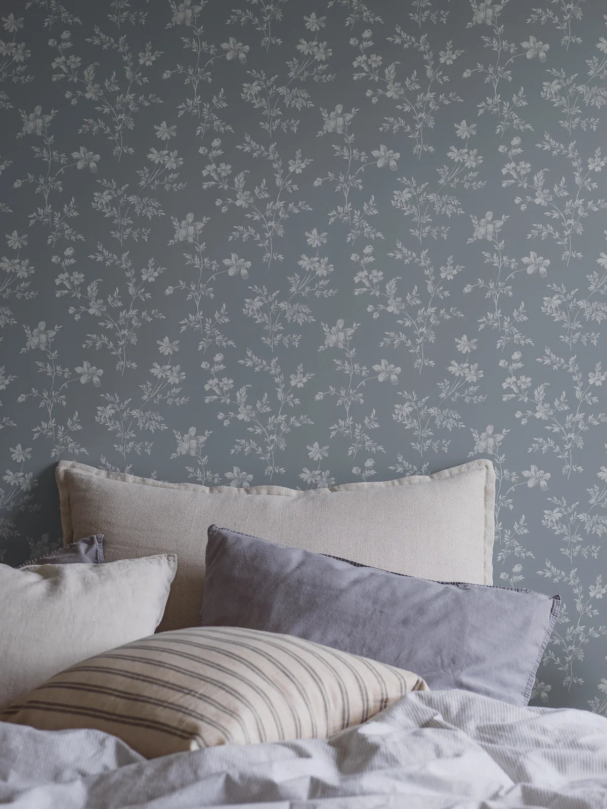 Tapete mit Pflanzenmotiv ÄNGSBLOMMA blau mit Weiß