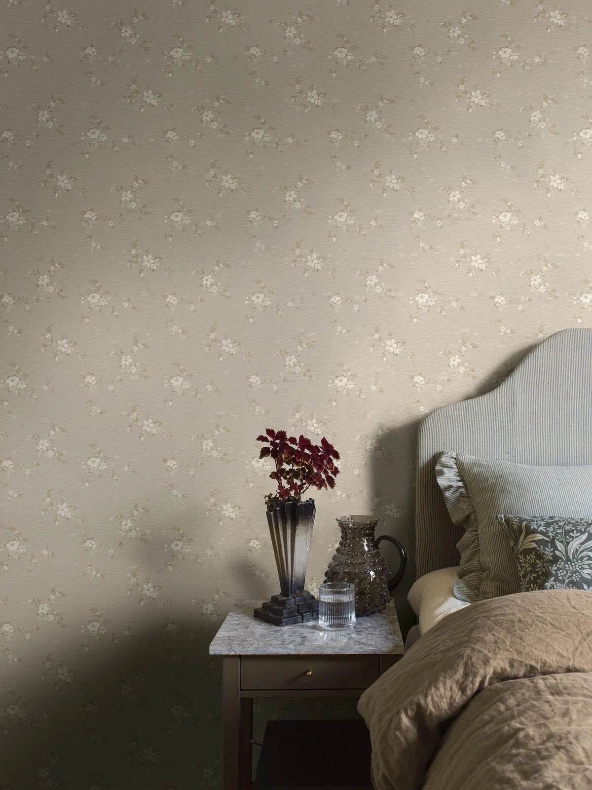 SAGA Beige Floral Pattern Wallpaper with Gold