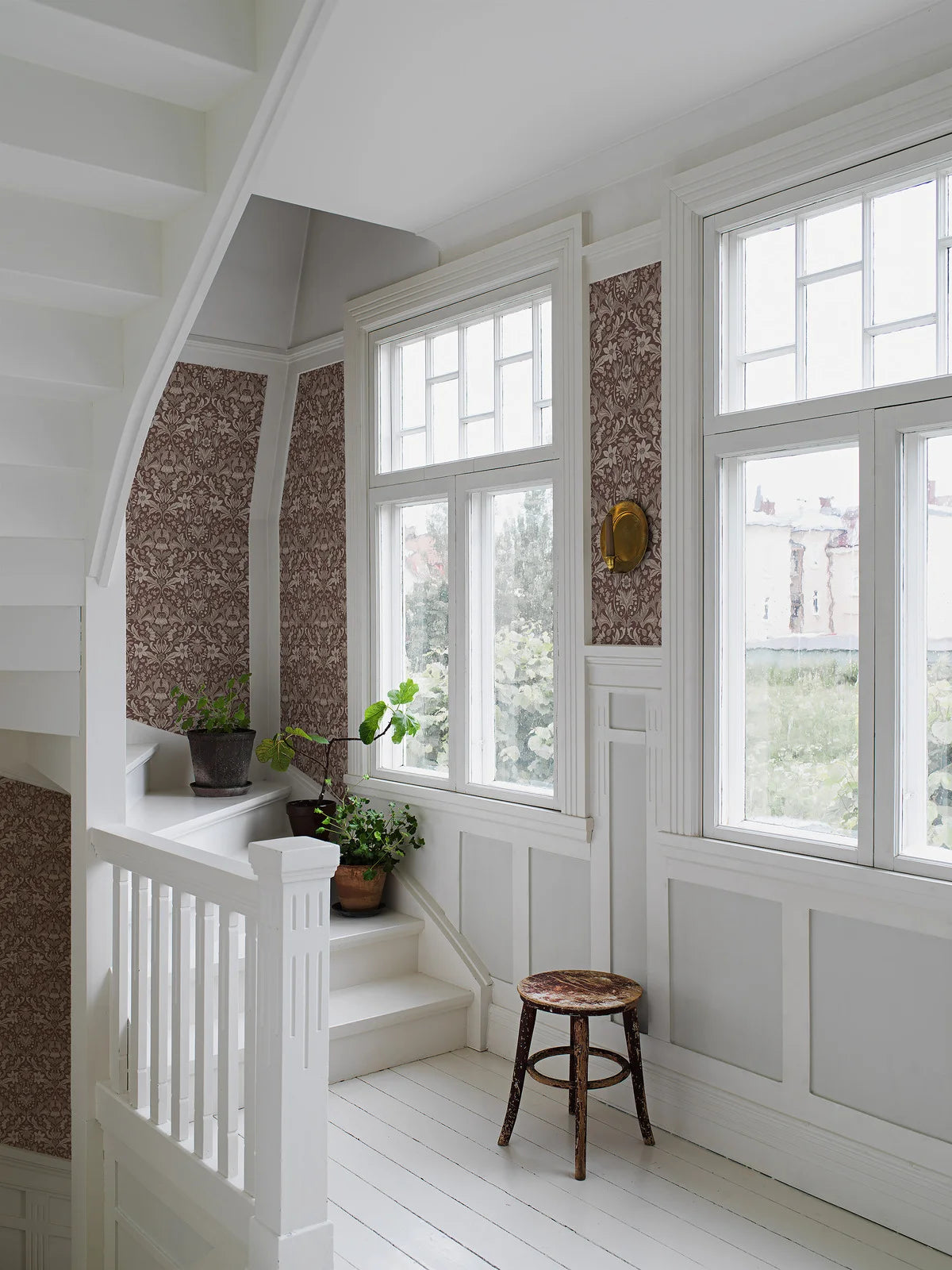 Tapete mit Pflanzenmotiv BLOMSTERFRÖJD burgunderrot mit beige