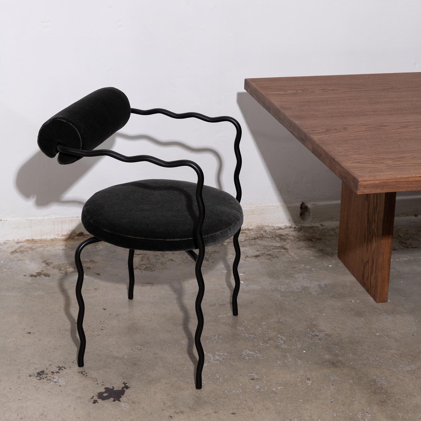 SAGE VAGUE fauteuil met armleuningen, gestoffeerd met een metalen basis