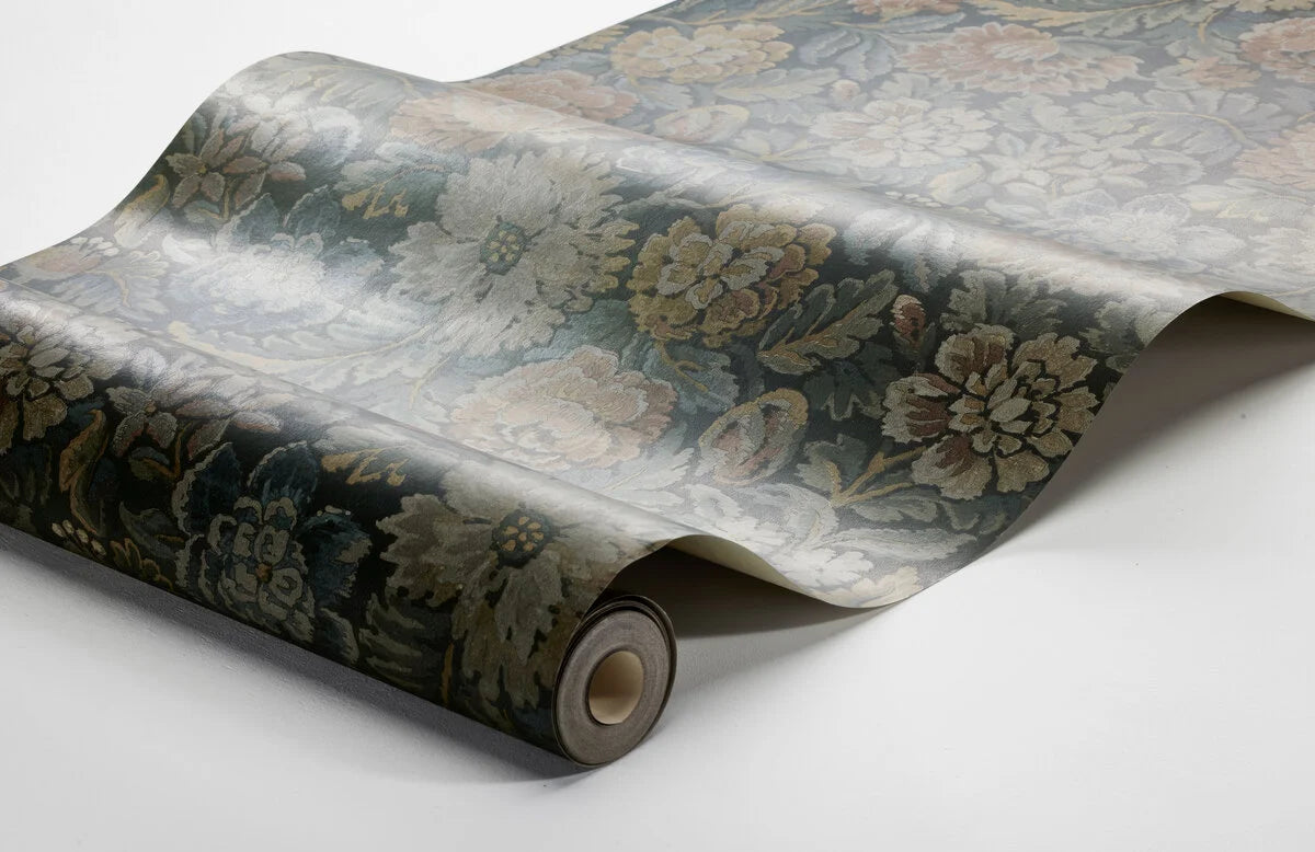 Behang met een plantaardig bloemenpatroon NIGHTINGALE GARDEN gedempt blauw