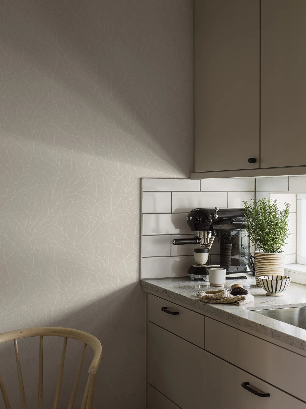 Non-woven paper wallpaper with a plant pattern IVAR beige