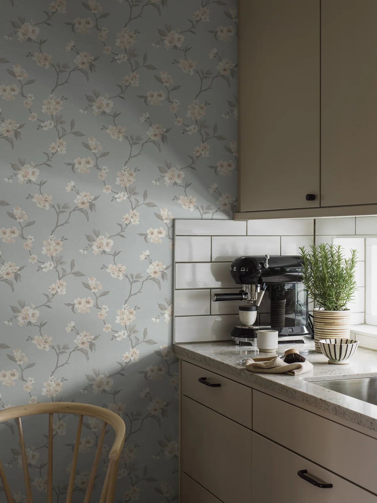 Vlies-Tapete mit pflanzlichem Muster MARIE blau mit cremefarben