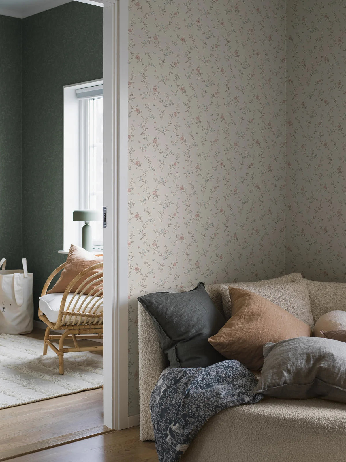 Vlies-Tapete mit pflanzlichem Muster VIKTORIA beige mit grün