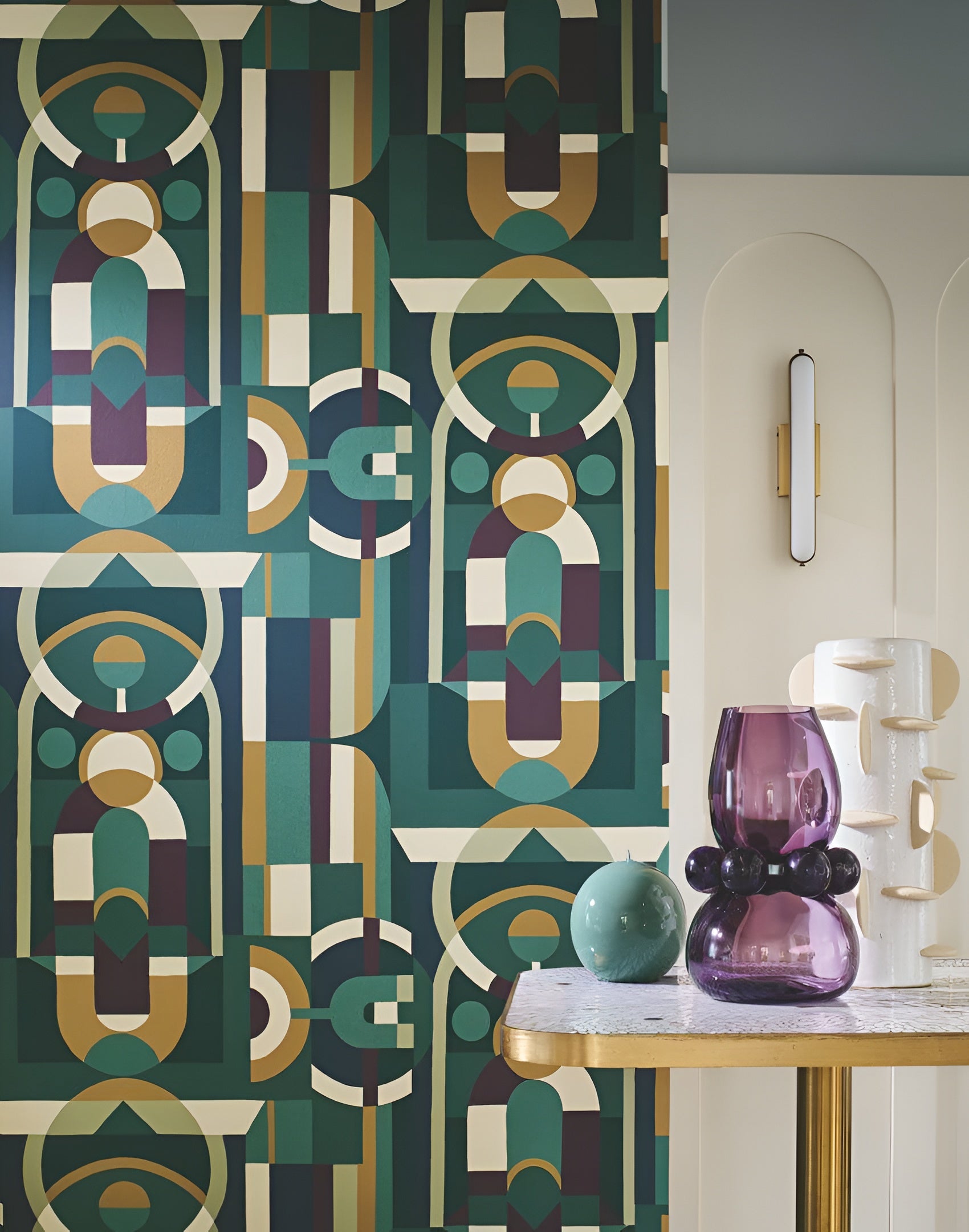 Behang met geometrisch glas-in-loodmotief VITRAIL - ÉMERAUDE/VIOLET smaragdgroen met paars