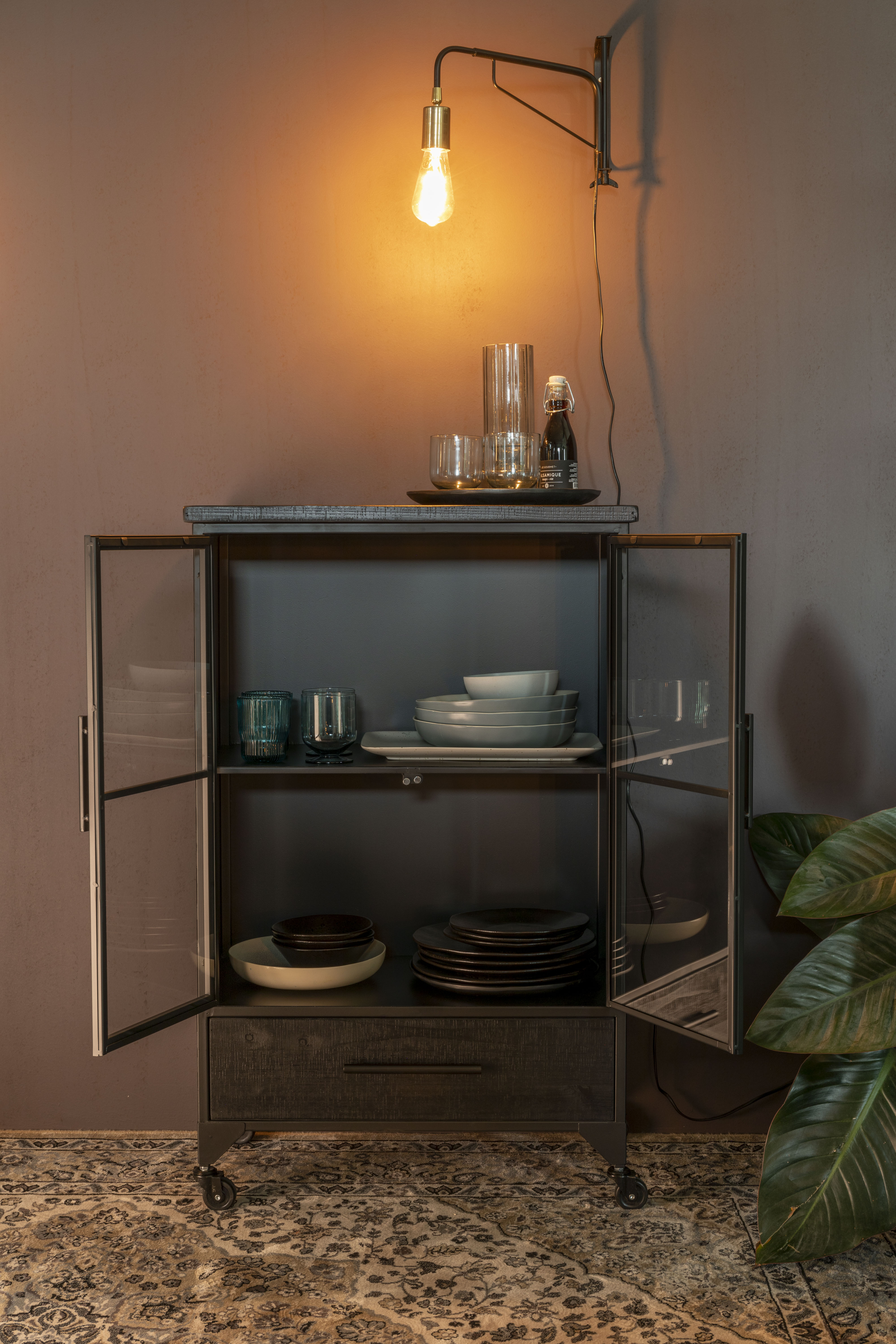 Witryna 2-drzwiowa na kółkach FERRE czarny