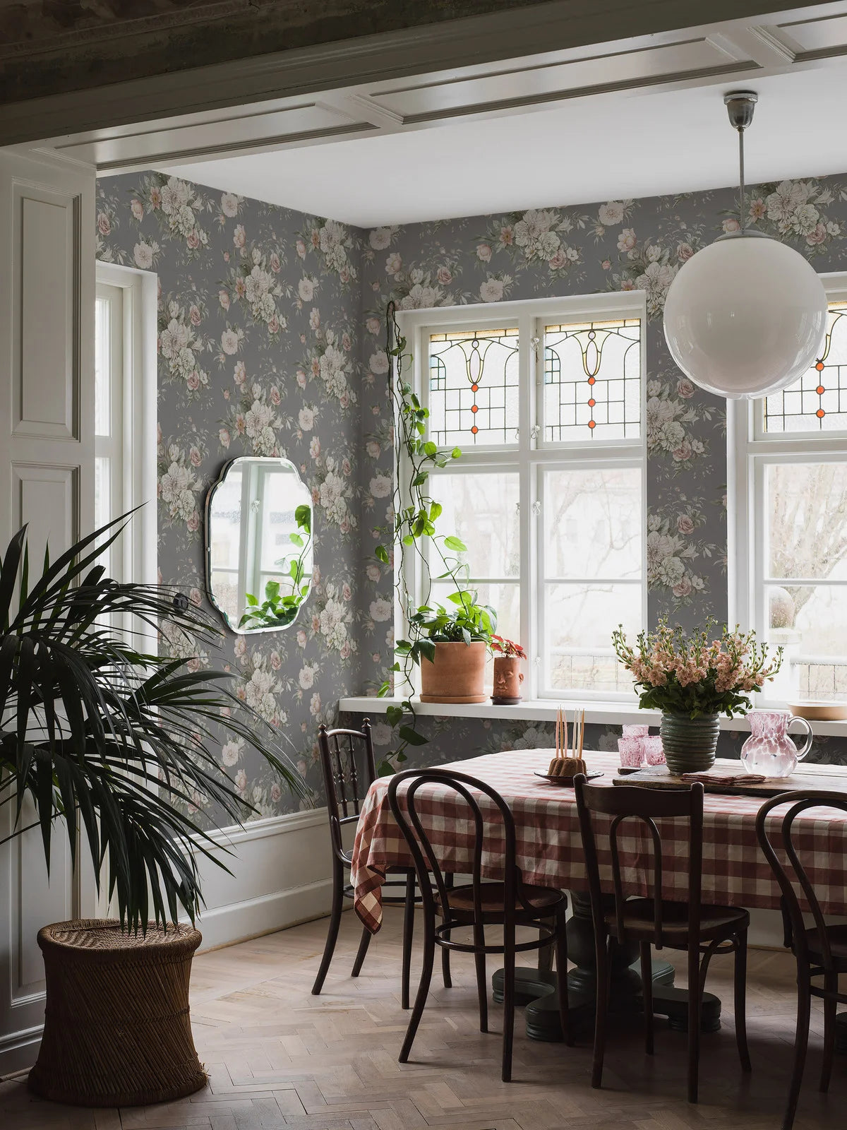 Vlies-Tapete mit pflanzlichem Muster FLORAL CHARM grau mit Weiß und Rosa