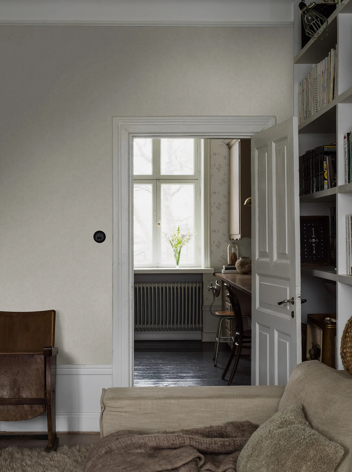 Vliesbehang met medaillons HIDDEN MEDALLION gebroken wit