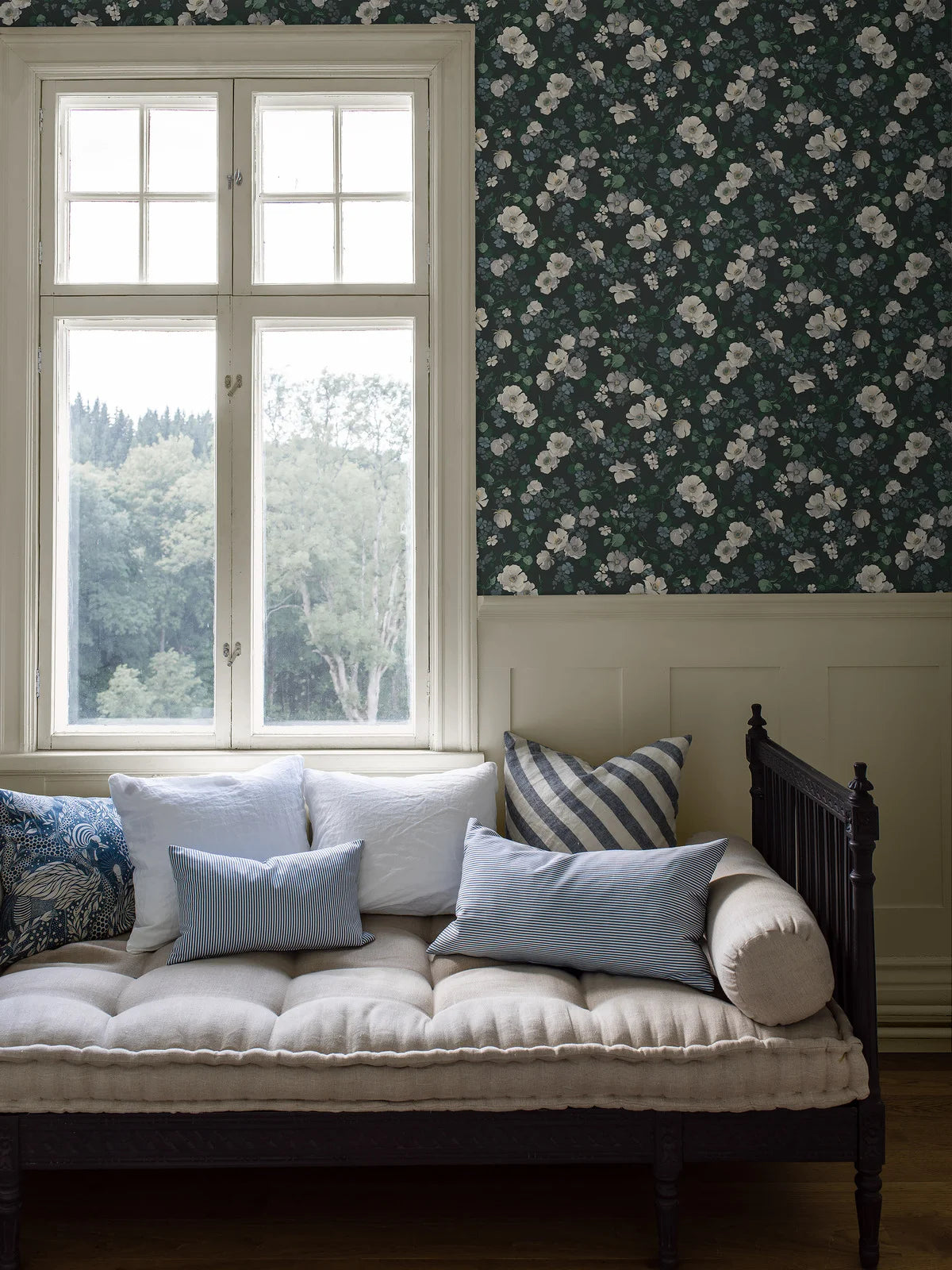 Vliesbehang van papier met een plantaardig patroon BETOVERENDE BLOEM donkergrijs met wit