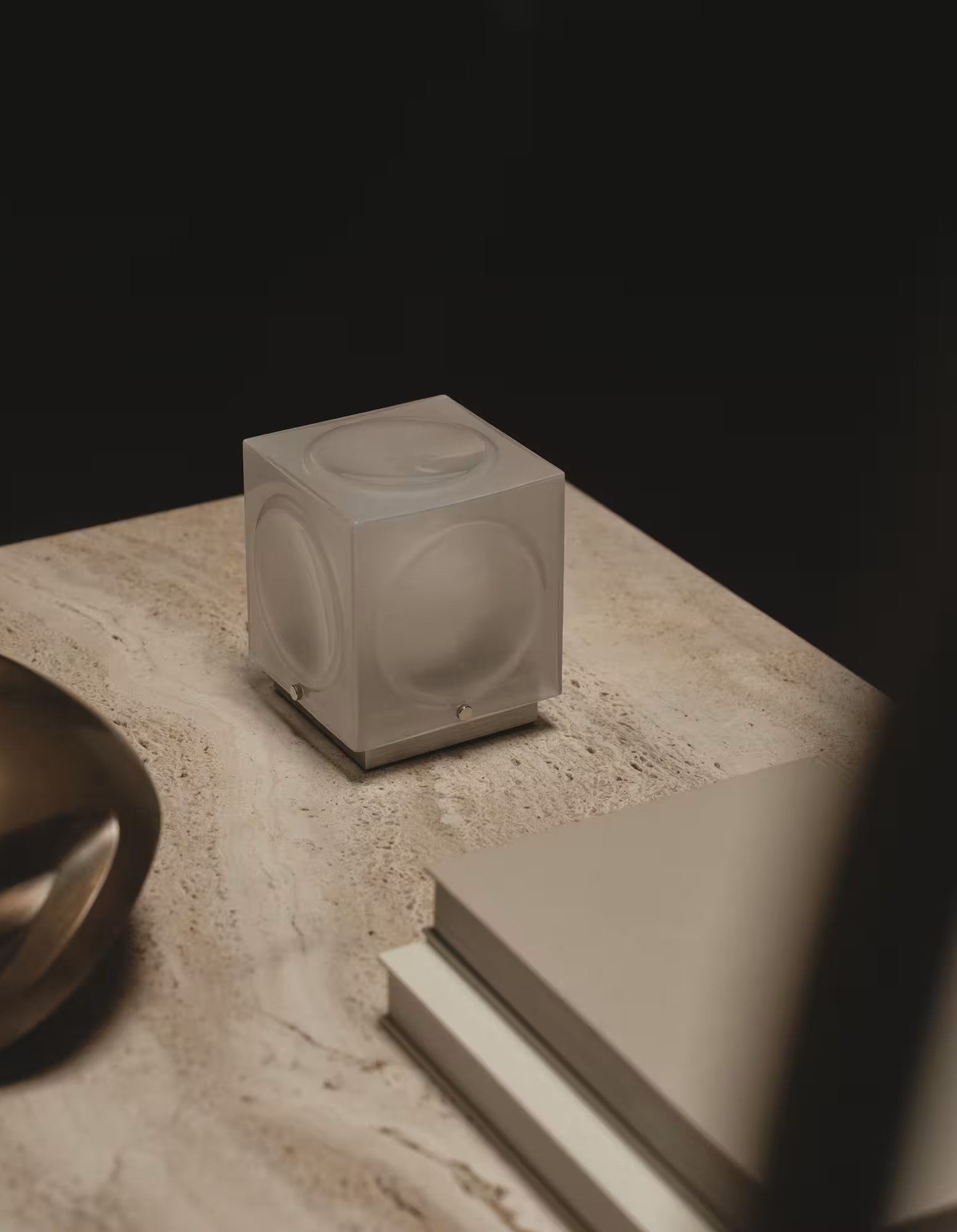 Draagbare lamp CHANT met een matte kap en een zilveren voet.