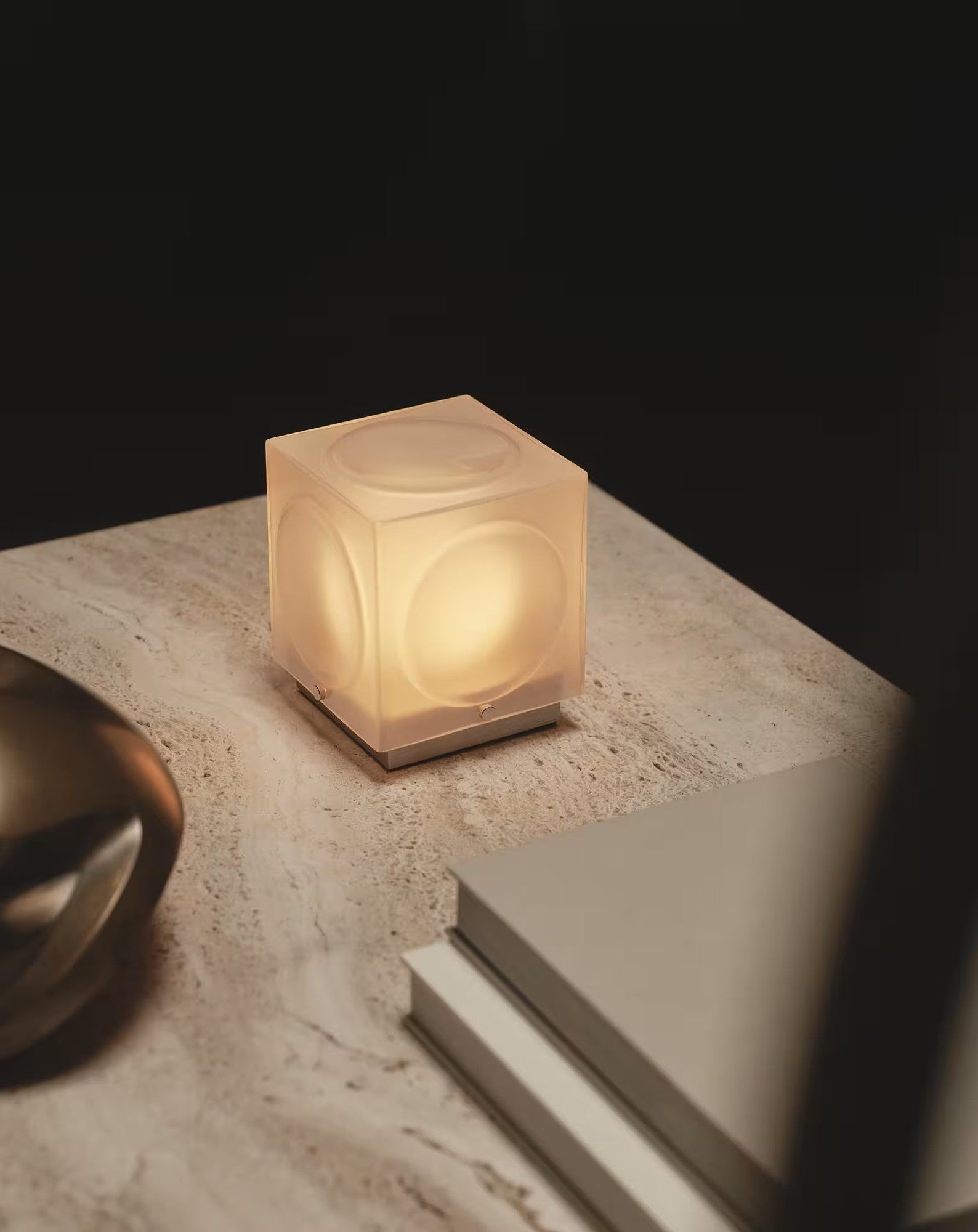 Draagbare lamp CHANT met een matte kap en een zilveren voet.