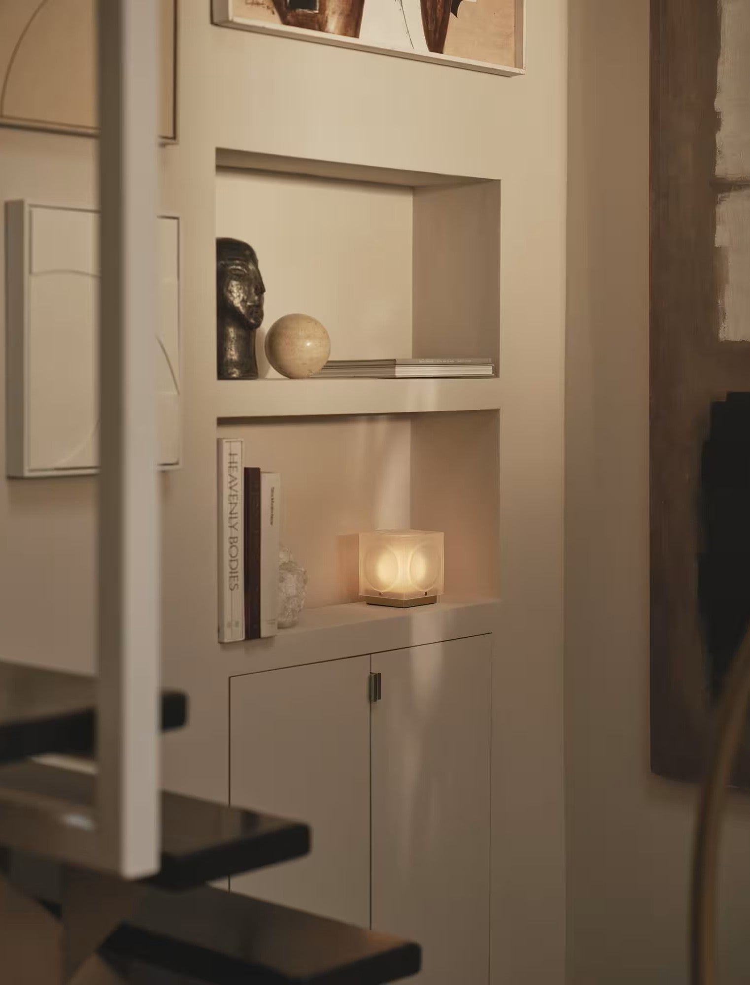 Draagbare lamp CHANT met een matte kap en een zilveren voet.