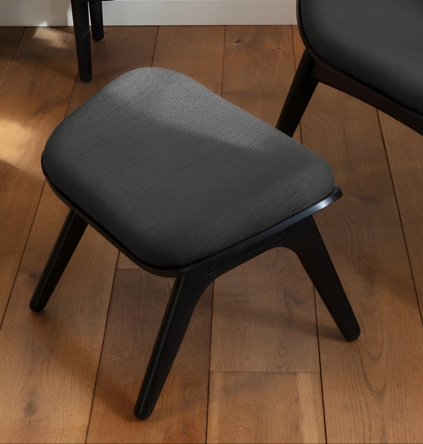 Fußstütze READER schwarze Leder mit schwarzem Sockel