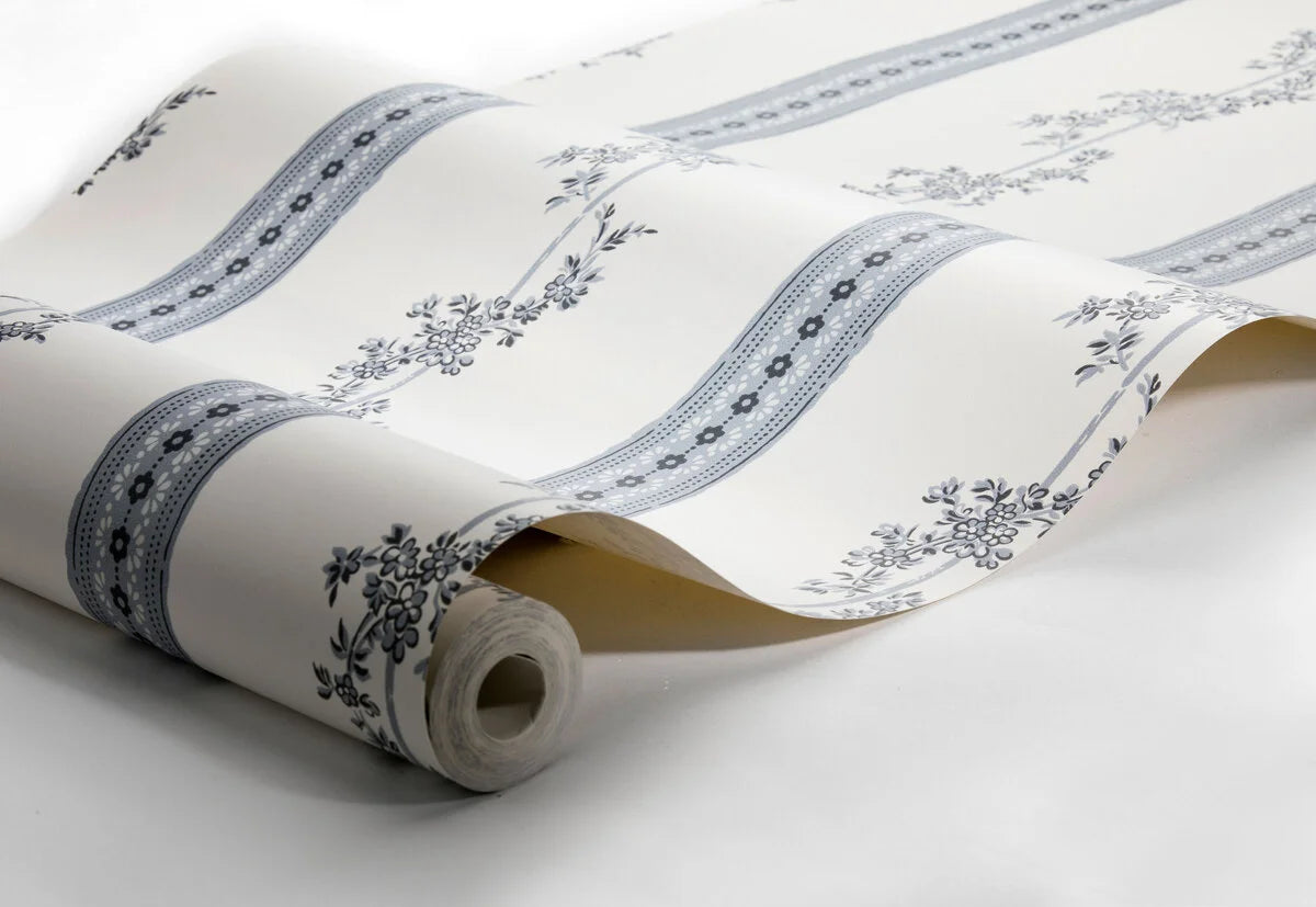 Papierbehang van vlies met plantaal patroon DROTTNINGHOLM blauw met crème