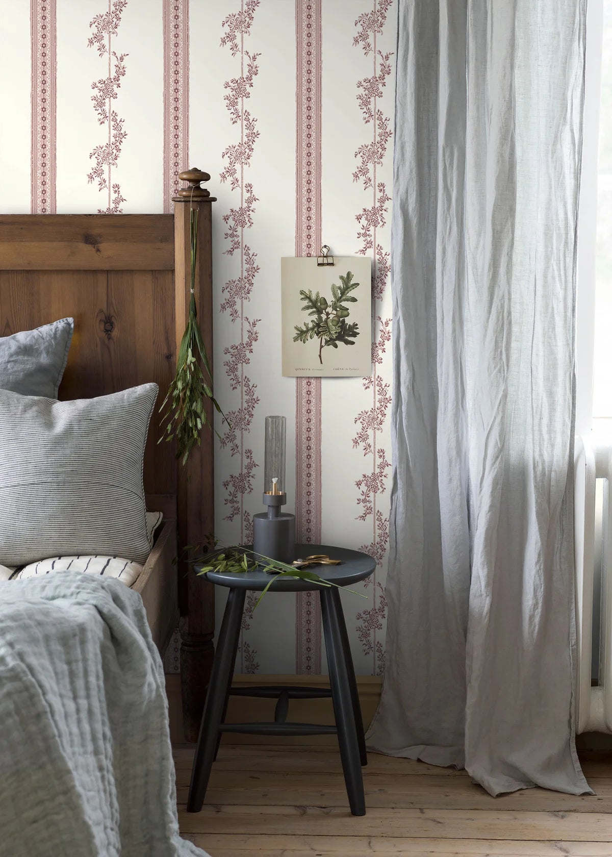 Vliesbehang met plantaal patroon DROTTNINGHOLM roze met crème