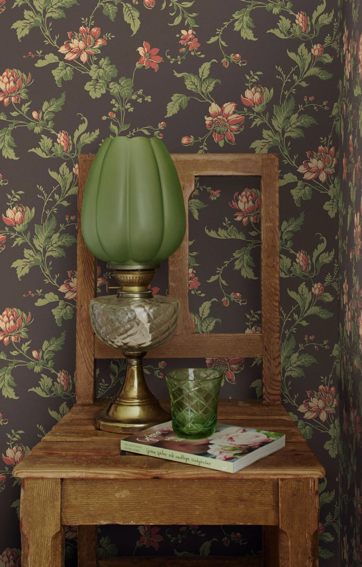 Non-woven paper wallpaper with a floral pattern BLOMSLINGA brown