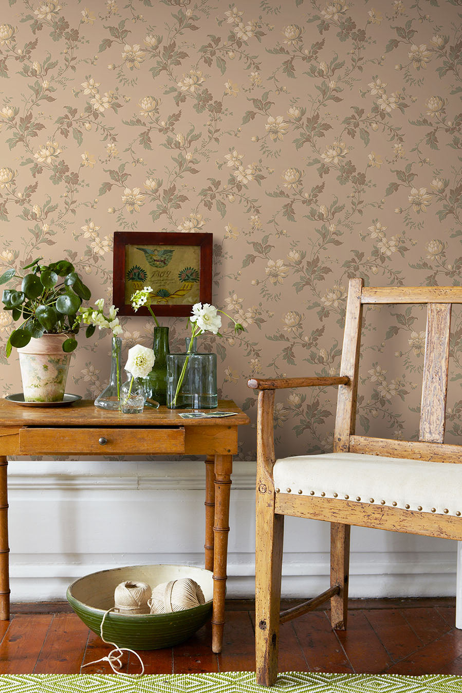 Vliesbehang met plantaal patroon BLOMSLINGA bruin met beige