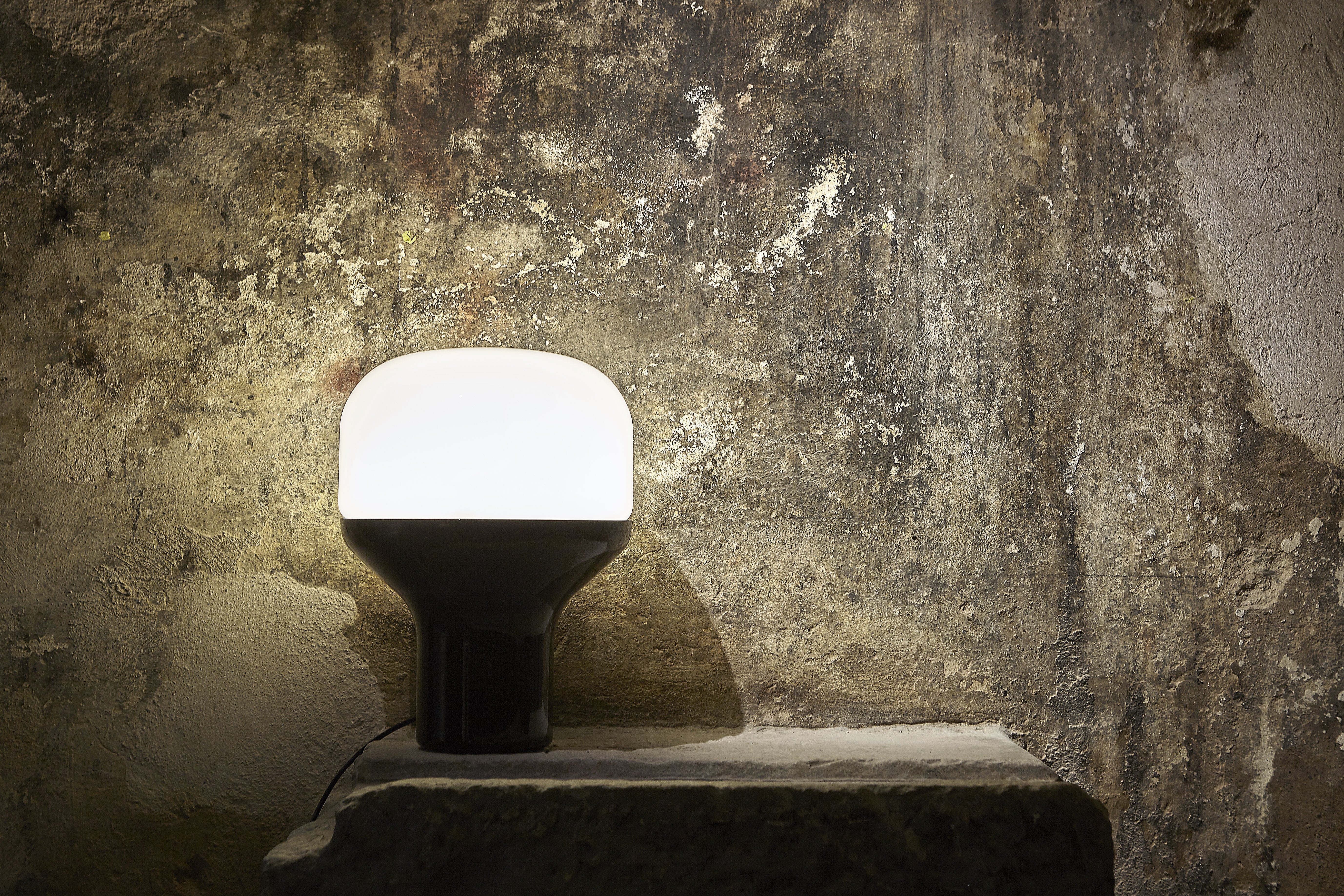 Tafellamp DELUX met opaalglas en een zwarte voet