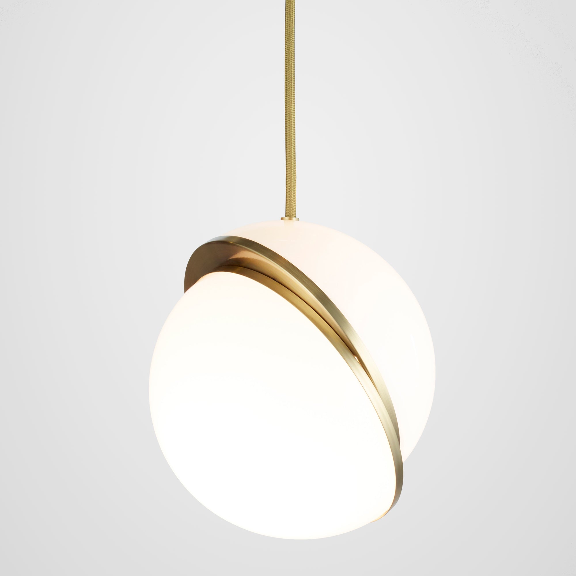 Hanglamp CRESCENT met opalen glazen kap en messing.