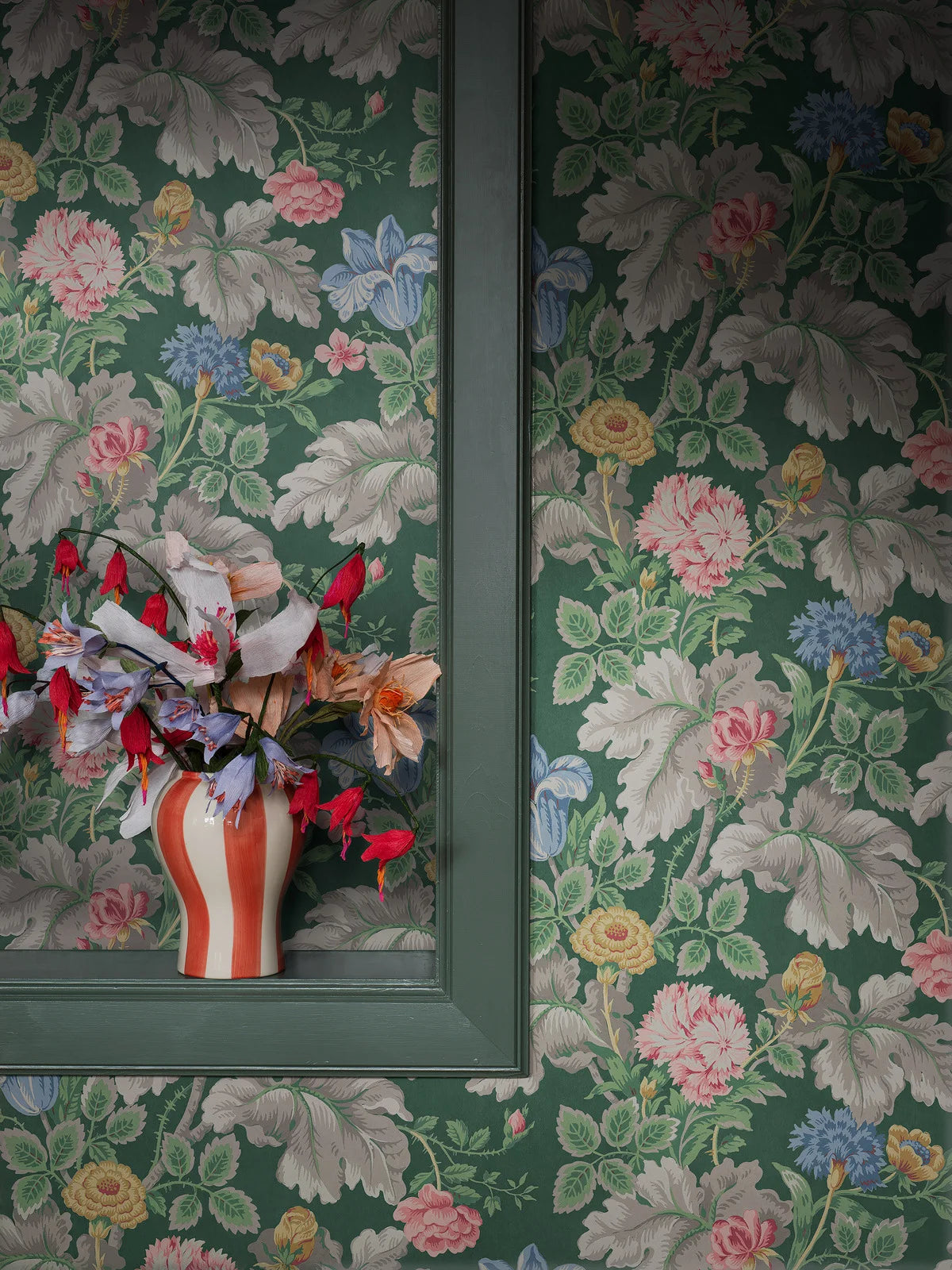 Behang met plantenmotief in bloemen CARNATION GARDEN groen