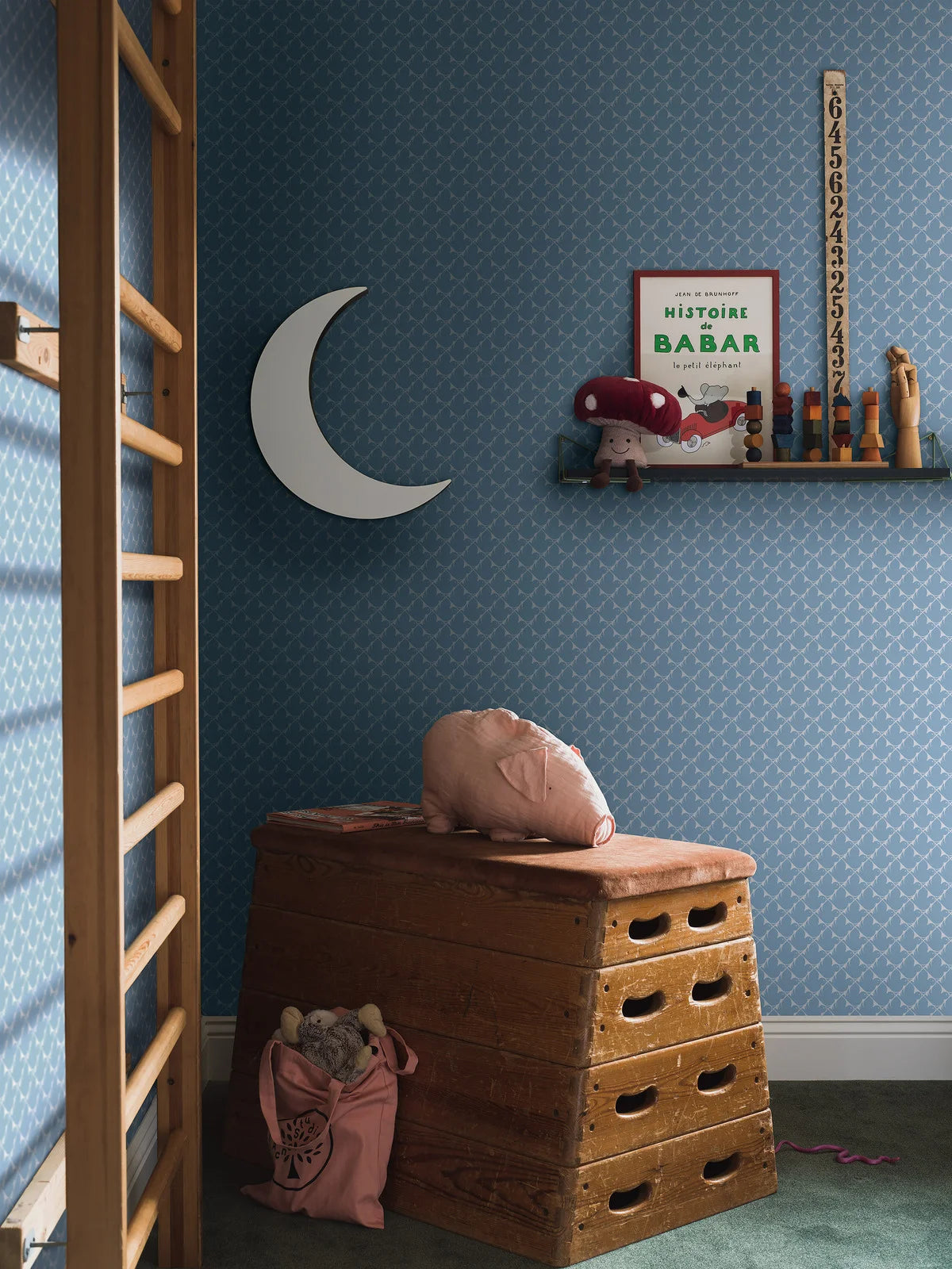 PIPPI Blue and White Geometric Pattern Wallpaper