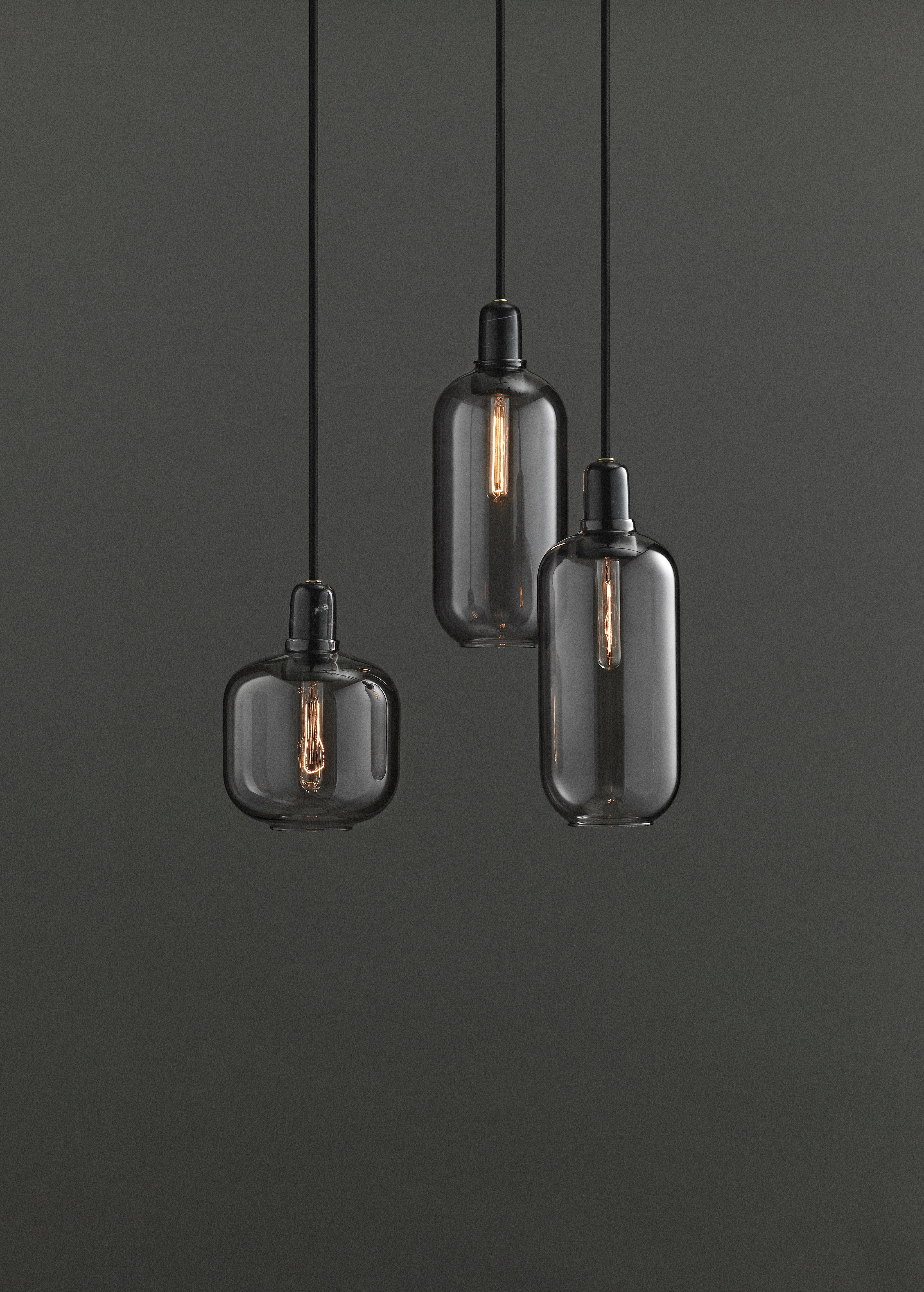Hanglamp AMP LARGE rokerig glas met zwarte marmer