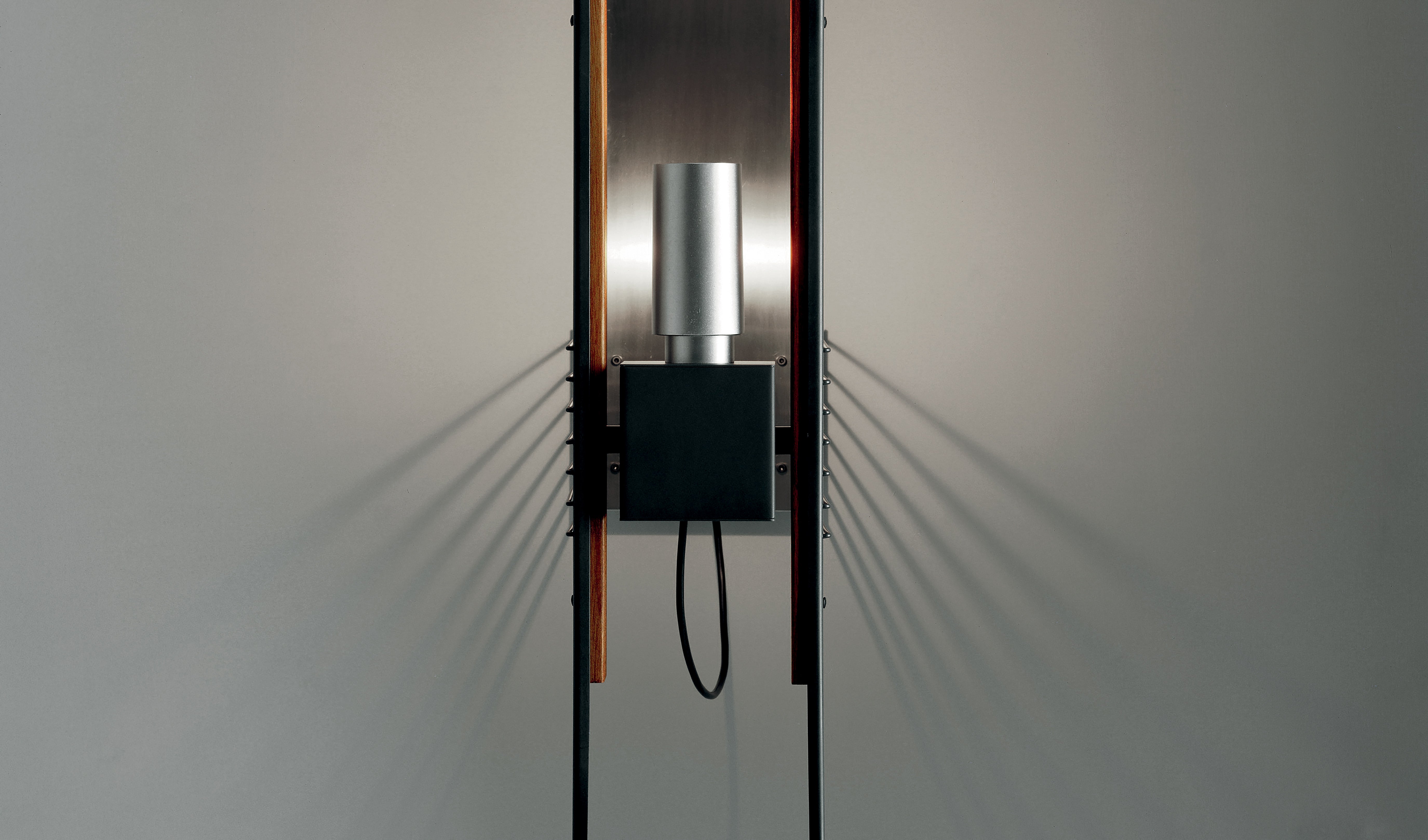 Wandlamp MARX van hout en aluminium