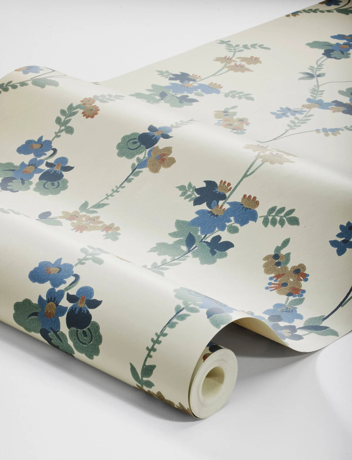 Beige VERA bloemenmotief behang met blauwe accenten