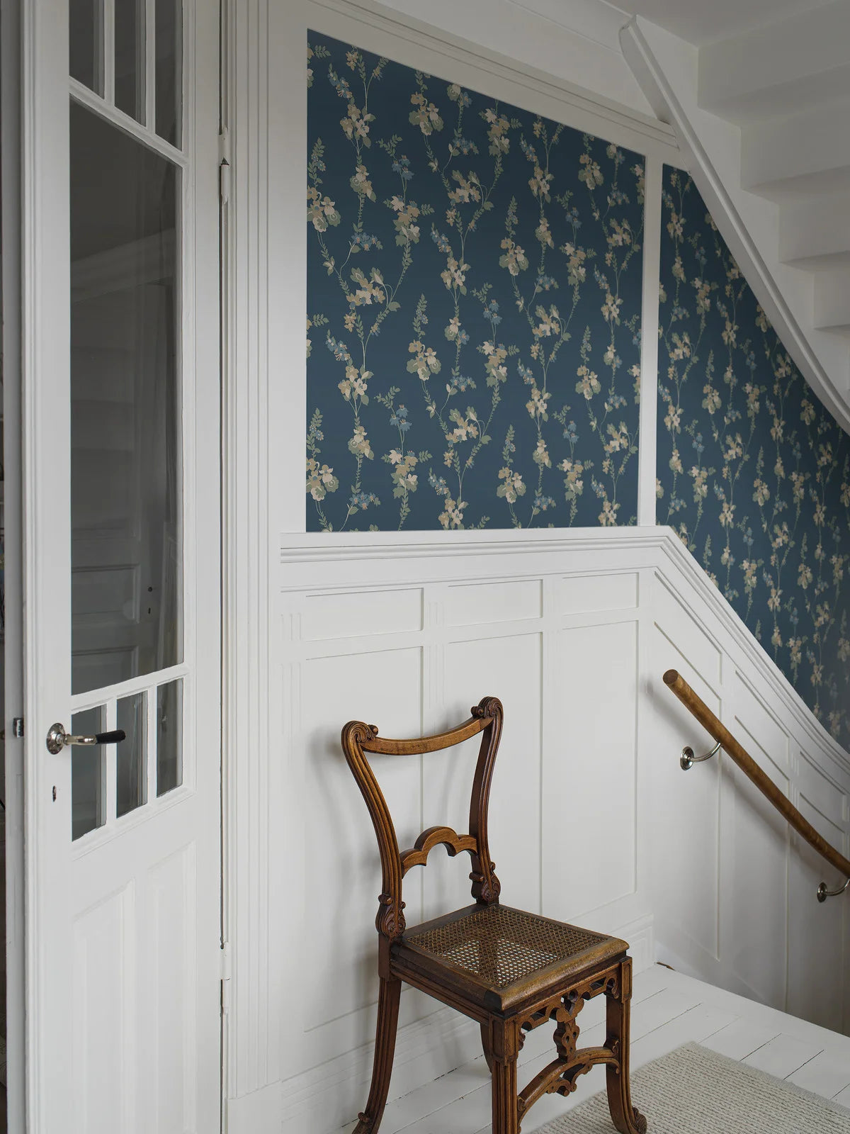 VERA bloemenmotief behang in marineblauw met groen