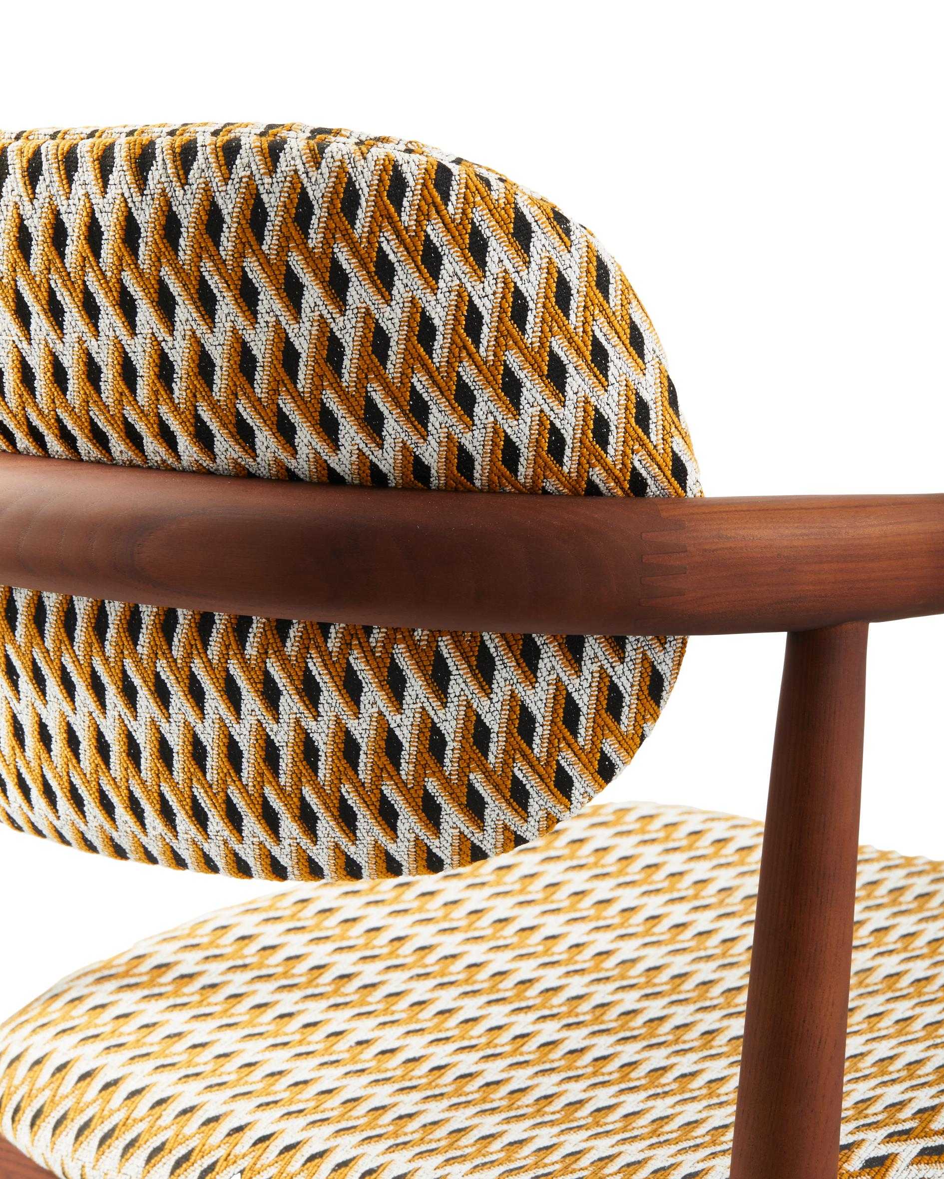 HENRY armstoel in oranje met geometrisch patroon en houten basis