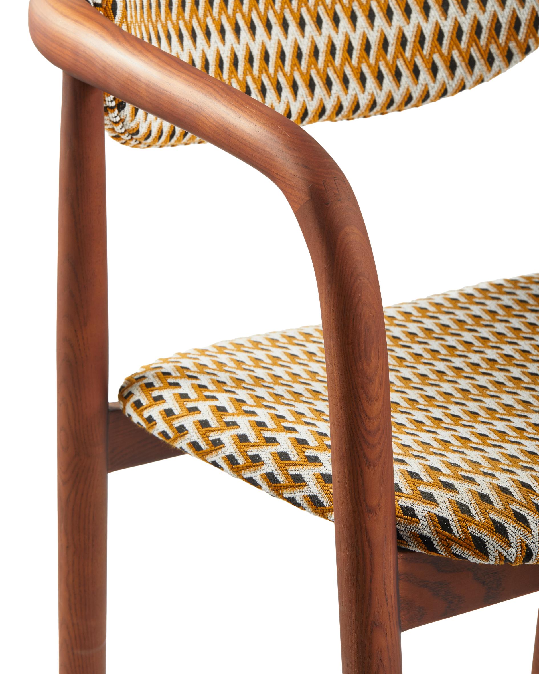 HENRY armstoel in oranje met geometrisch patroon en houten basis