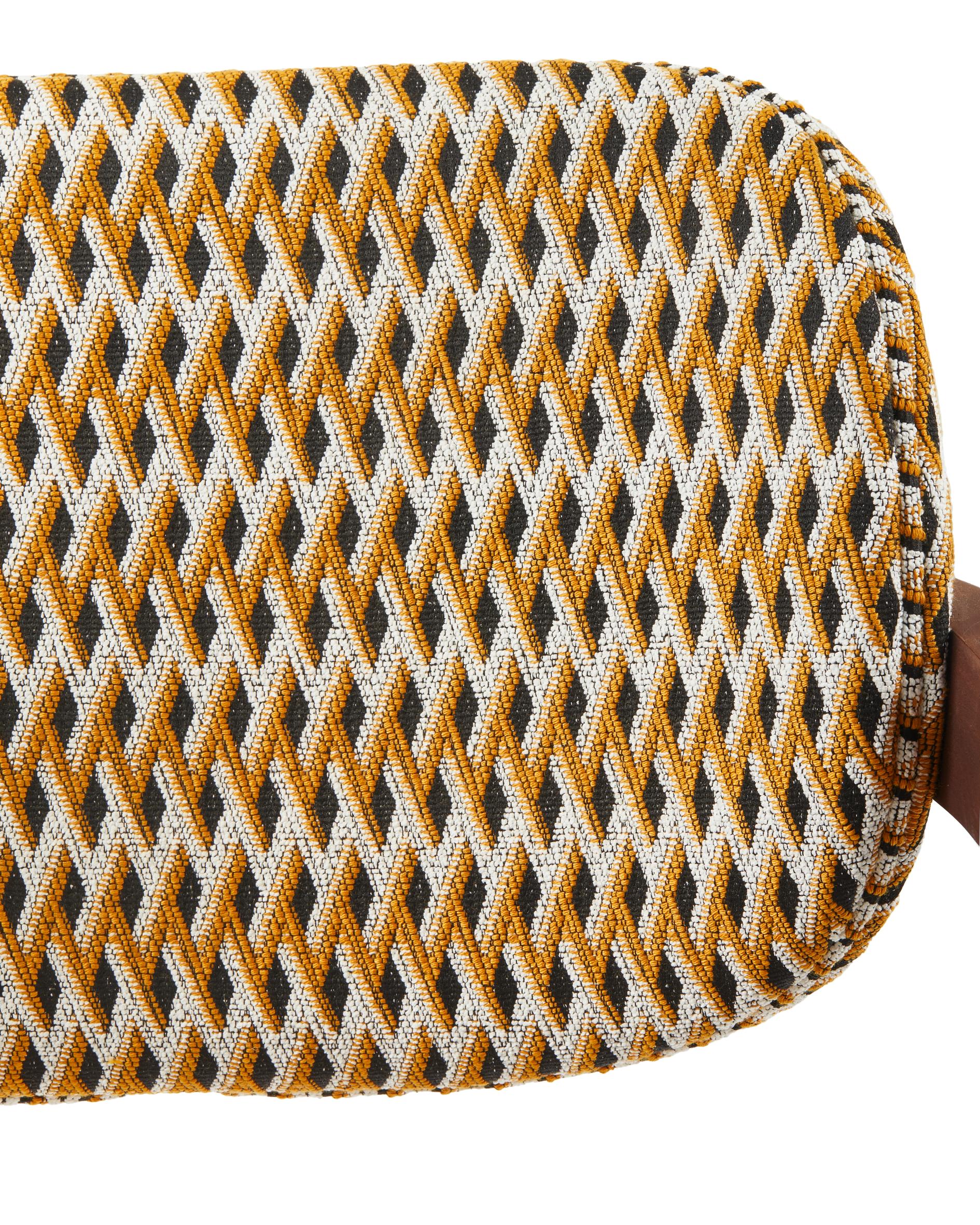 HENRY armstoel in oranje met geometrisch patroon en houten basis