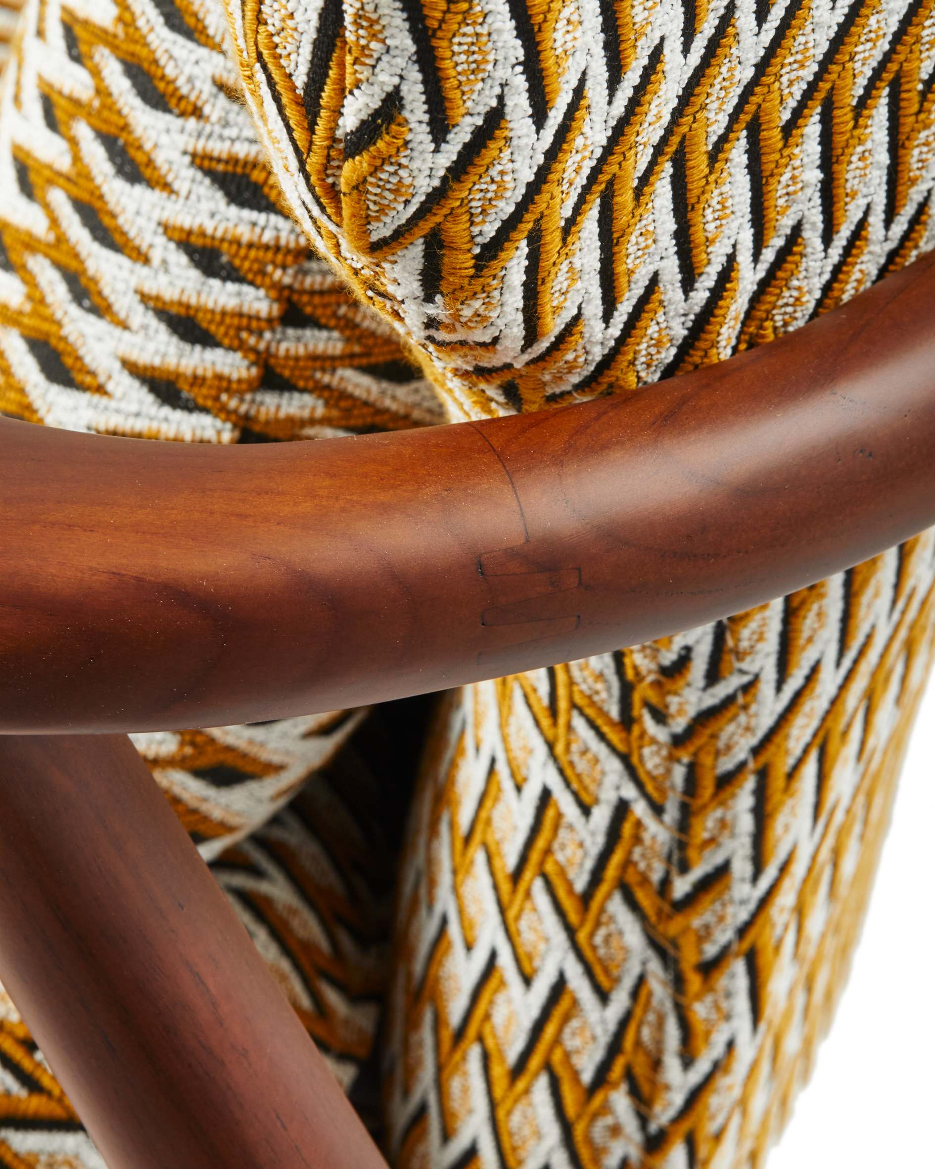 Sessel PEGGY in Lila mit geometrischen Mustern und Holzfuß