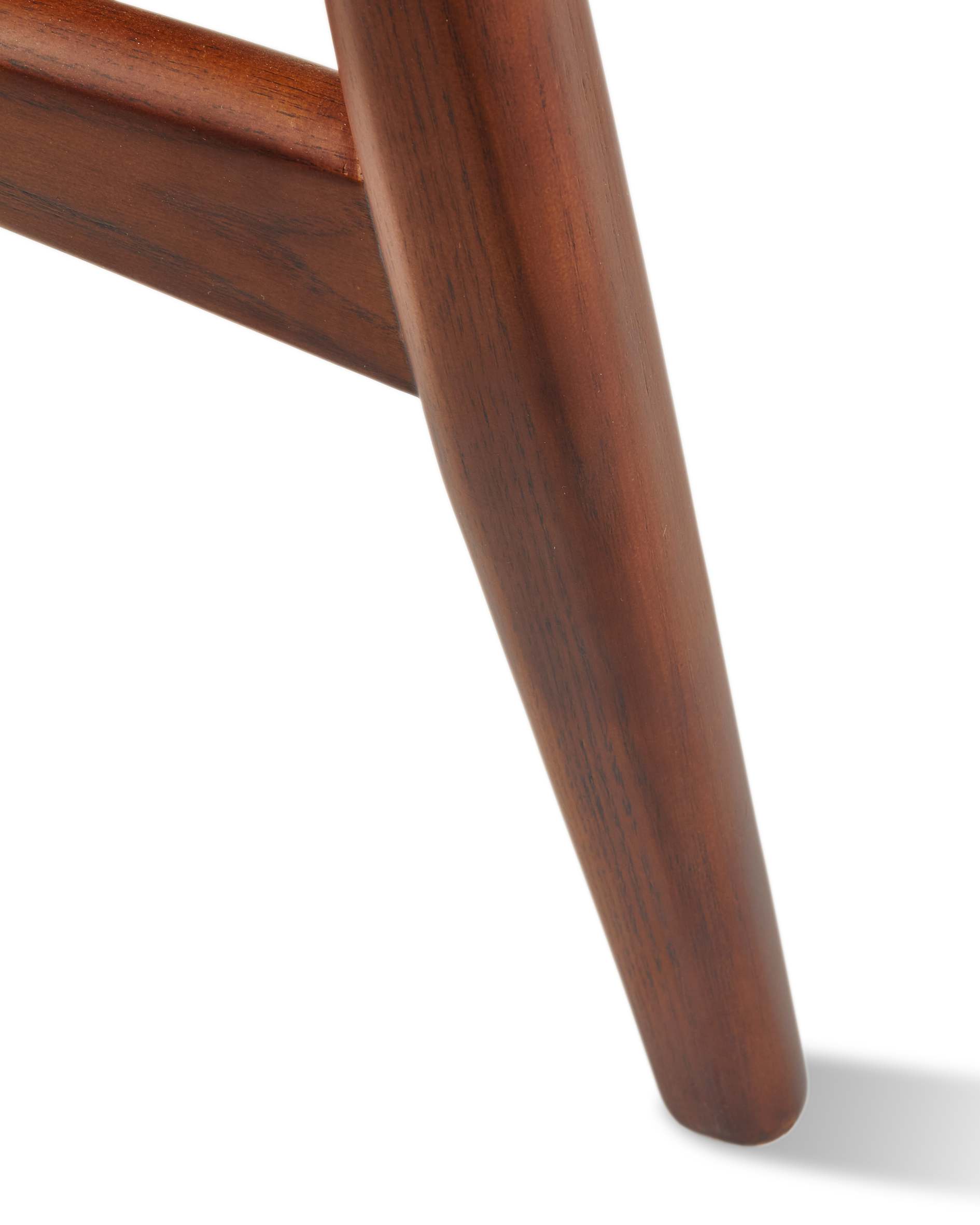 Sessel PEGGY in Lila mit geometrischen Mustern und Holzfuß