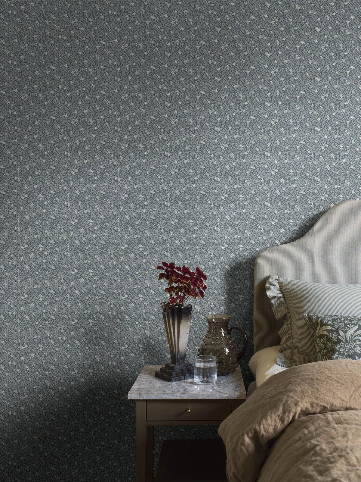 Wallpaper with a floral pattern of flowers and leaves MYRTEN blue with white