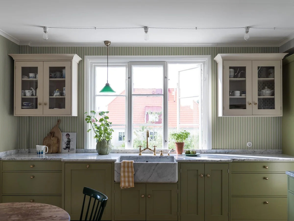 Behang met streepmotief MÖLLE STRIPE groen met beige