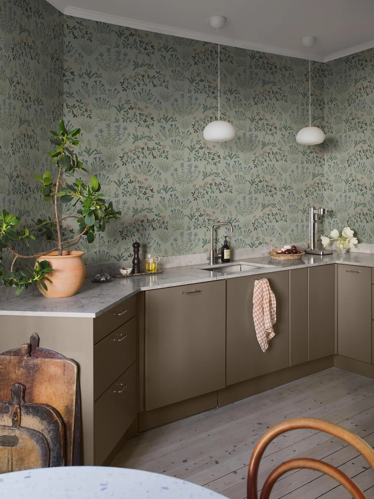 Tapijt met plantaal bloemenmotief NORAS ANG gedempt groen met blauw