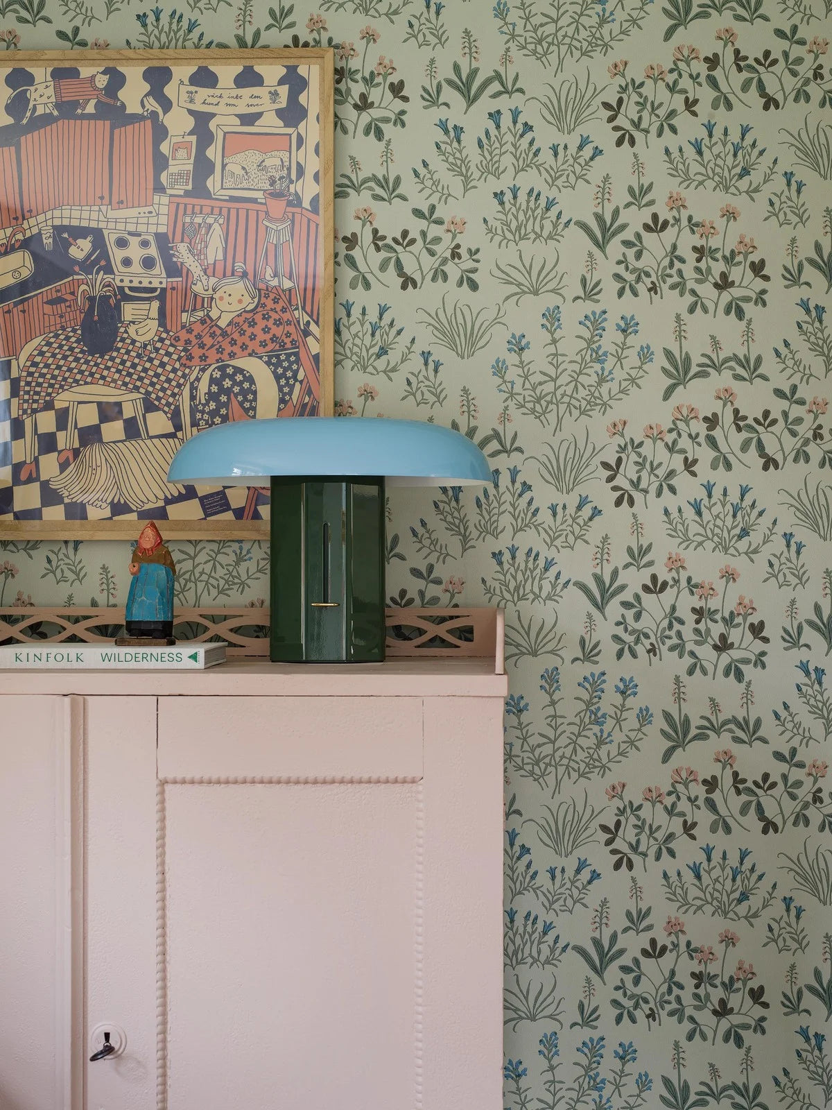 Tapijt met plantaal bloemenmotief NORAS ANG gedempt groen met blauw