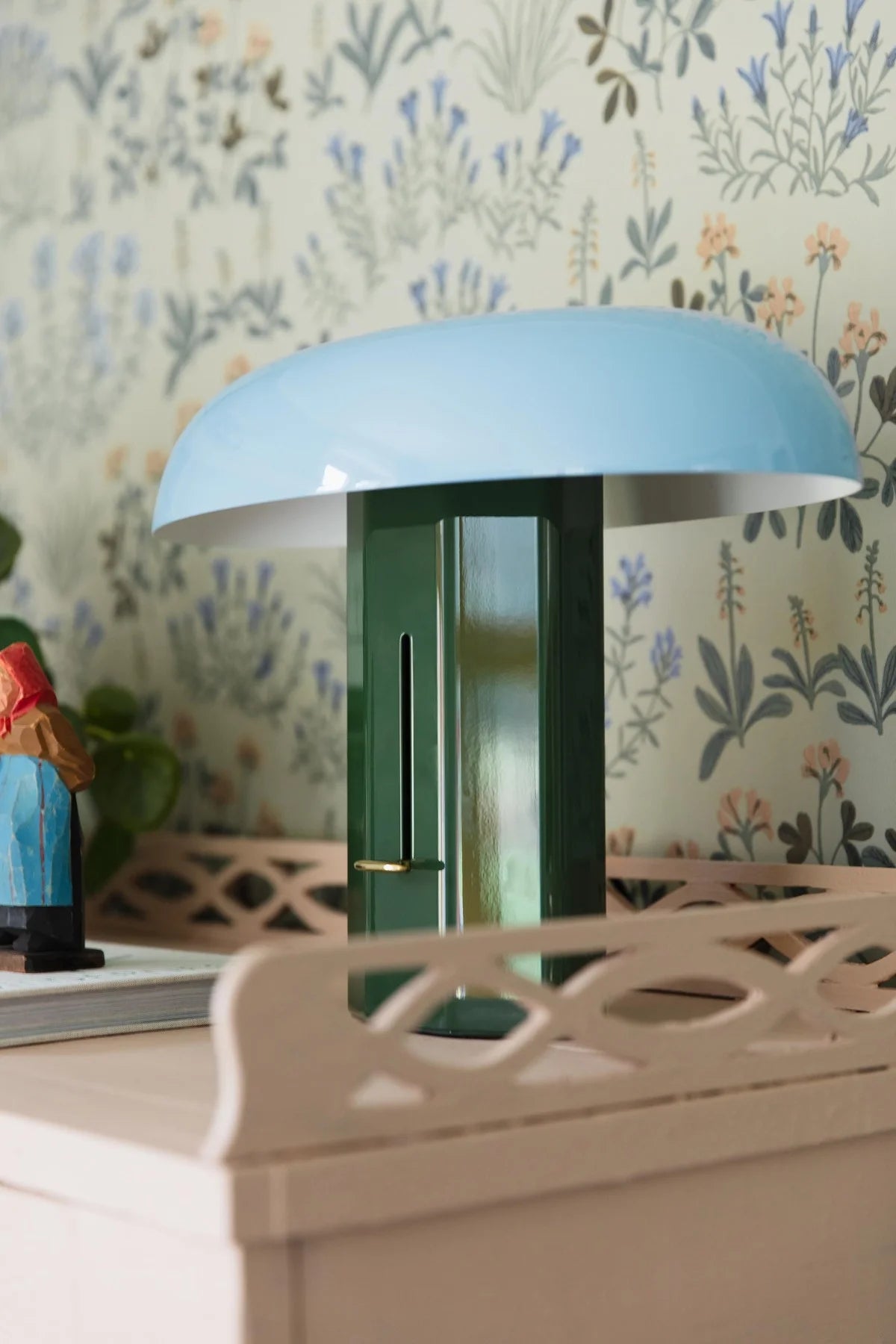 Tapijt met plantaal bloemenmotief NORAS ANG gedempt groen met blauw