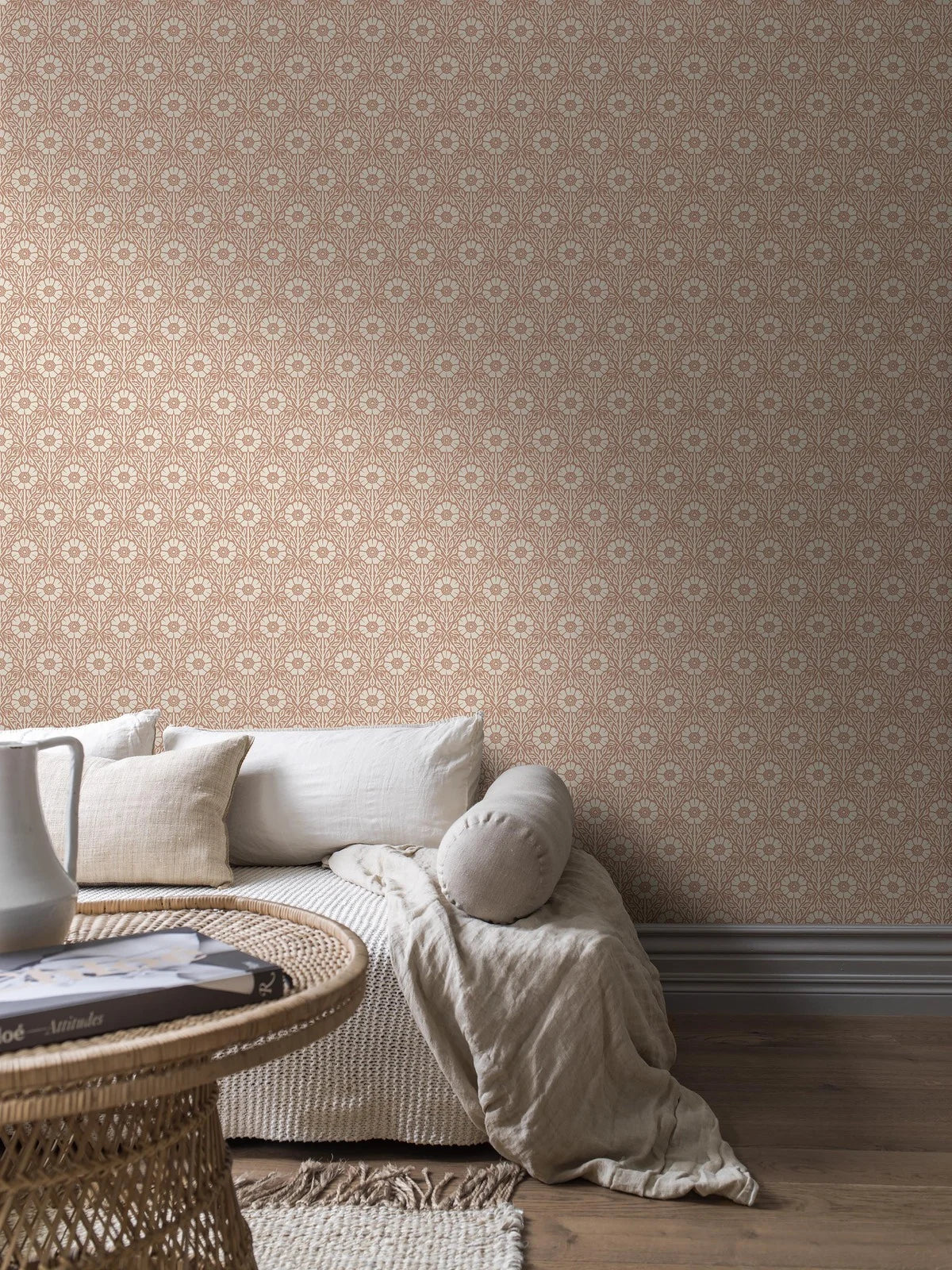 Behang met plantenmotief in bloemen NYPONROS terracotta met wit