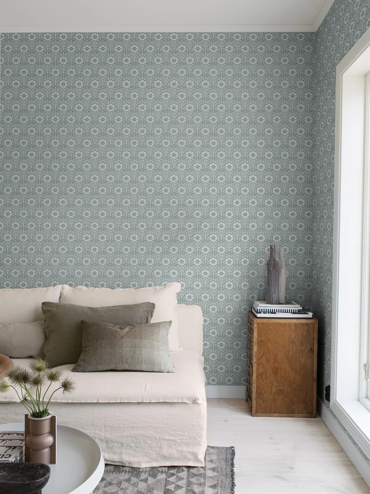 Behang met plantenmotief in bloemen NYPONROS blauw met wit
