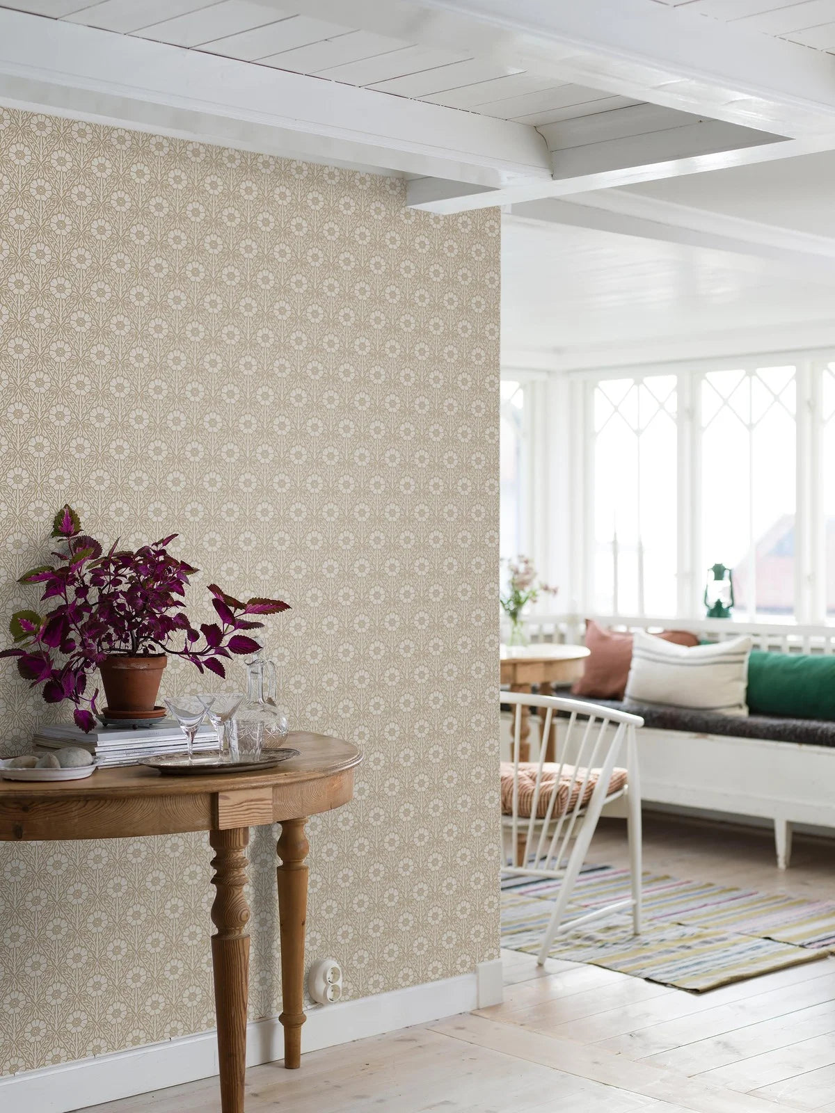 Bruine wandbekleding met bloemenmotief NYPONROS met wit