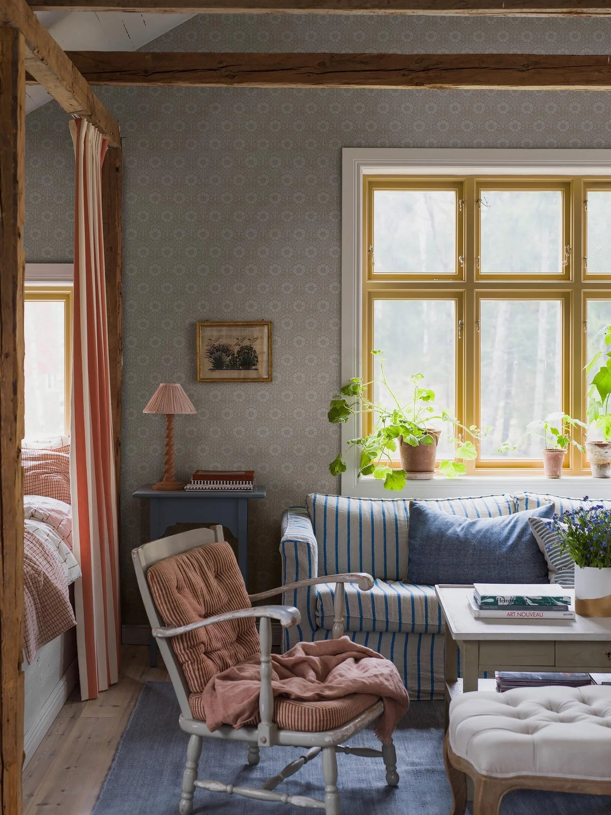 Bruine wandbekleding met bloemenmotief NYPONROS met wit